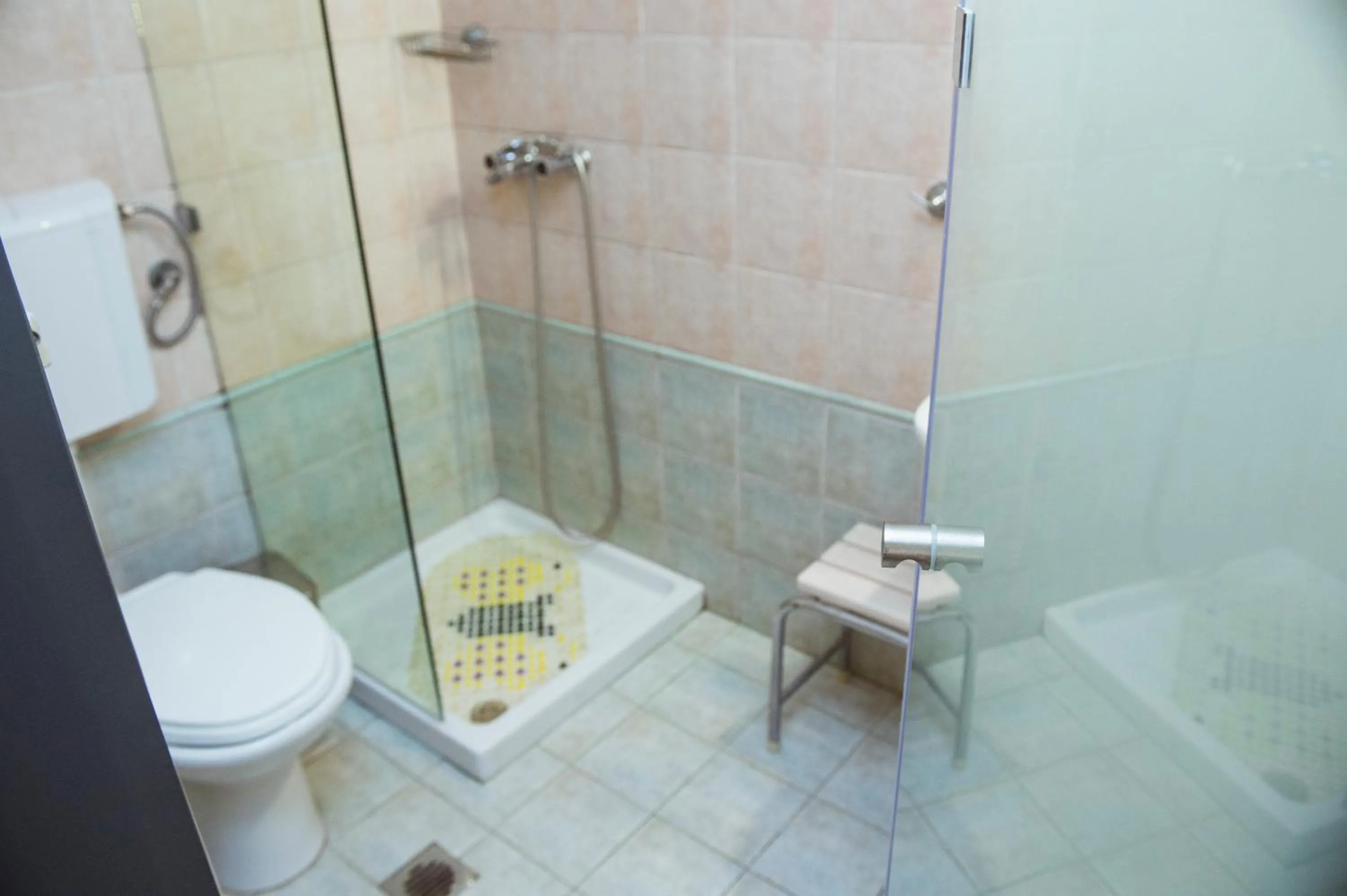 Shower in La Luna