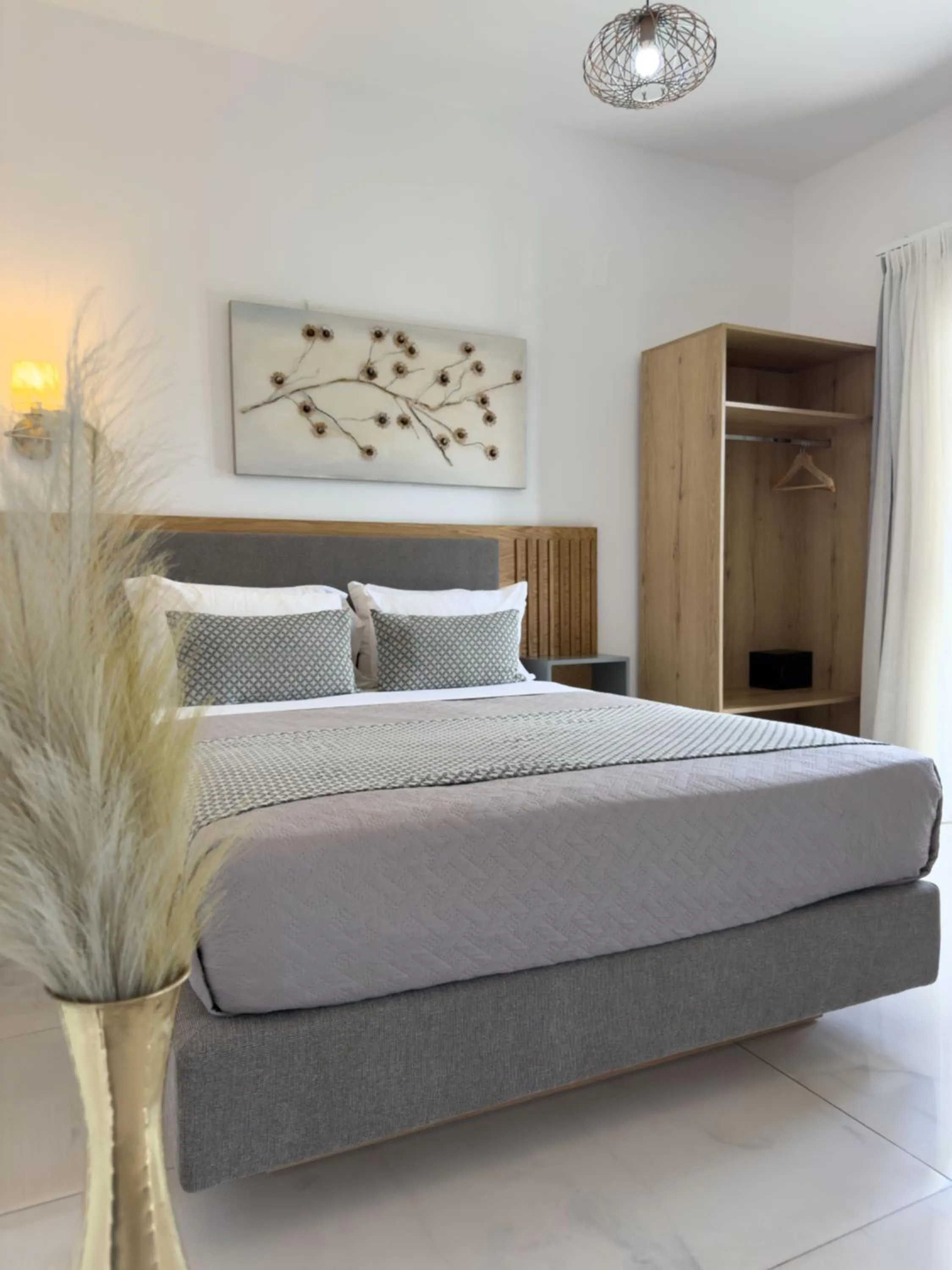 Photo of the whole room, Bed in Deluxe Suites