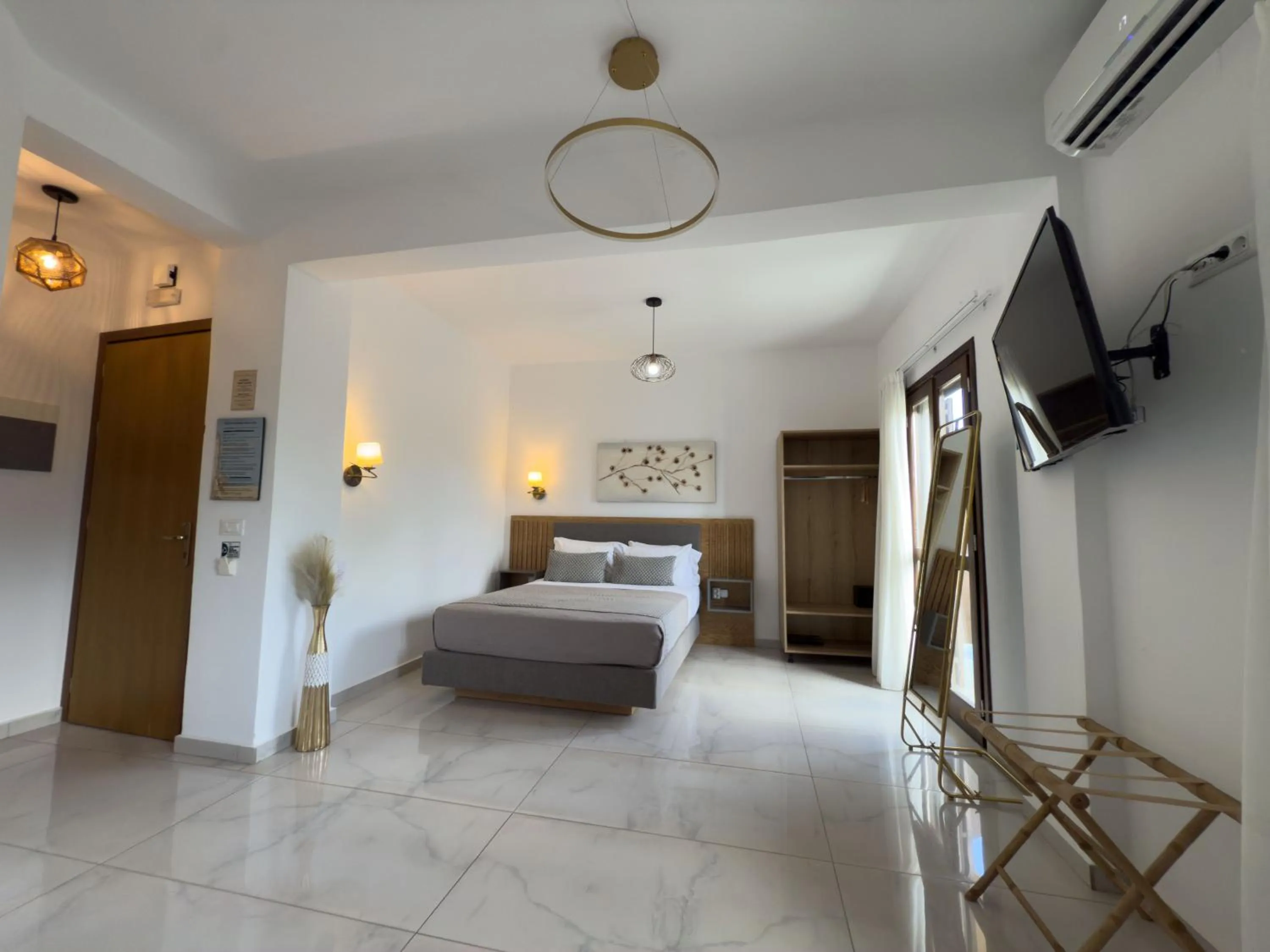 Photo of the whole room, Bed in Deluxe Suites