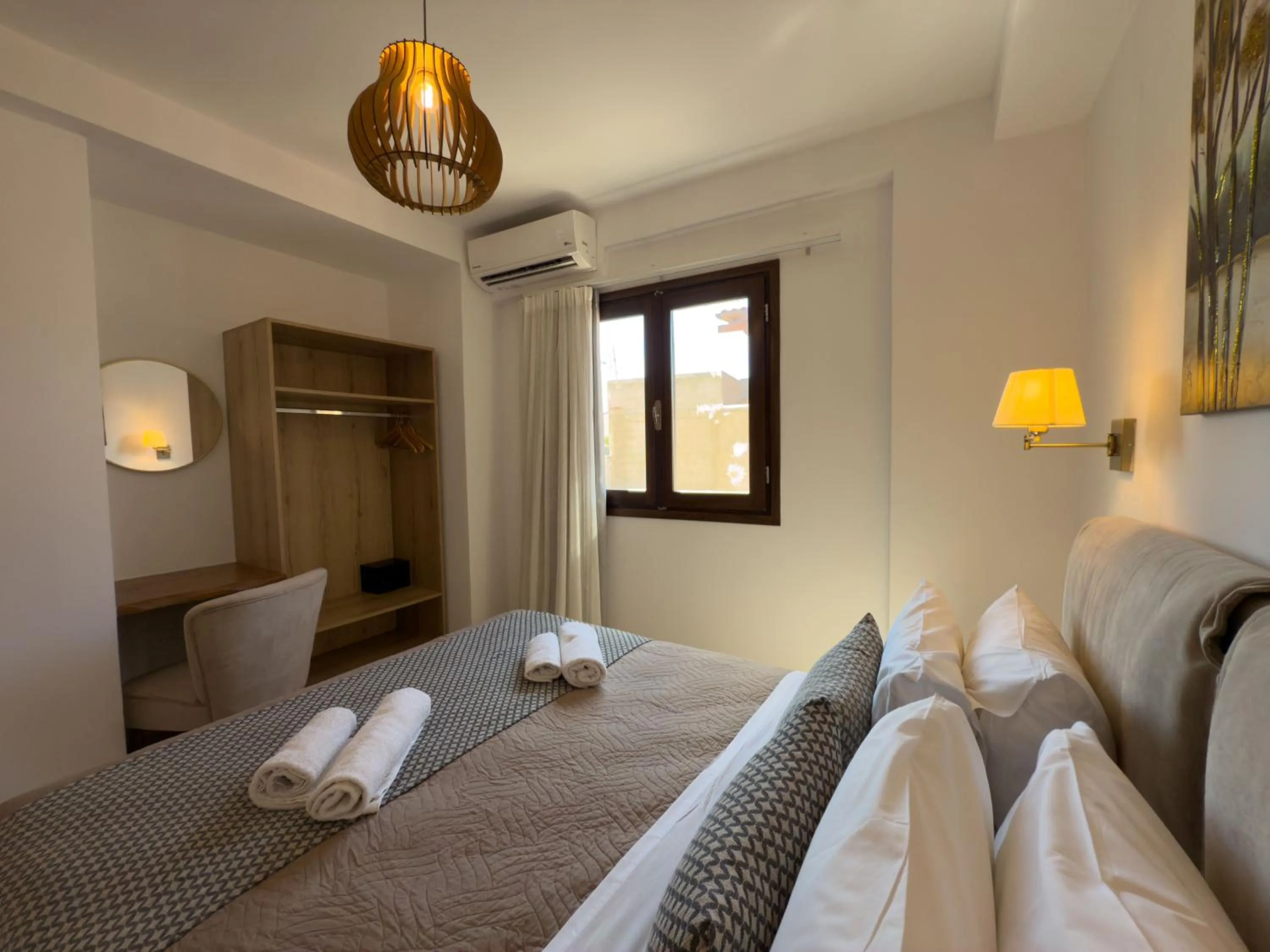 Bedroom, Bed in Deluxe Suites