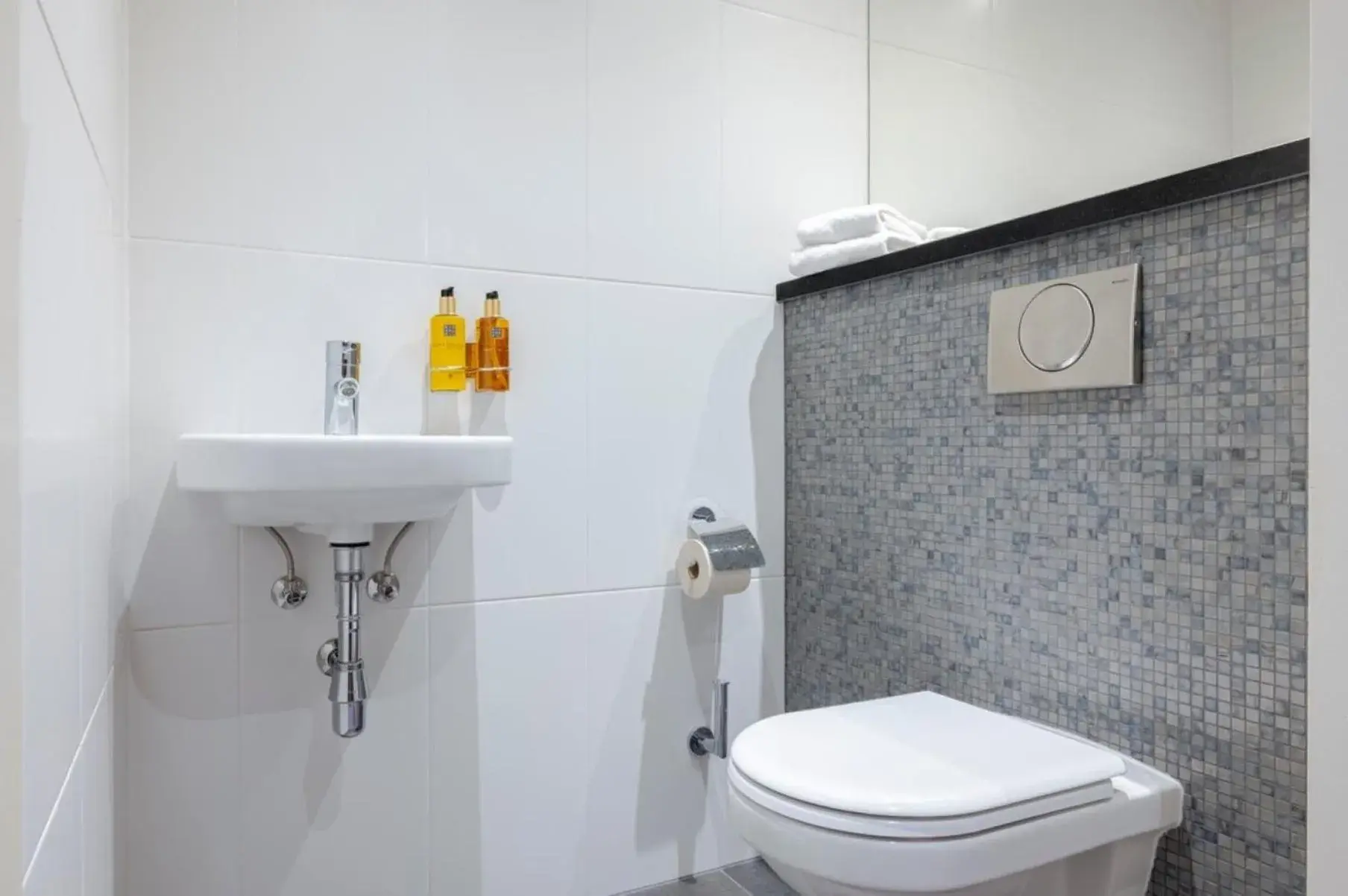 Photo of the whole room in Crowne Plaza Amsterdam - South by IHG Photo of the whole room in Crowne Plaza Amsterdam - South by IHG