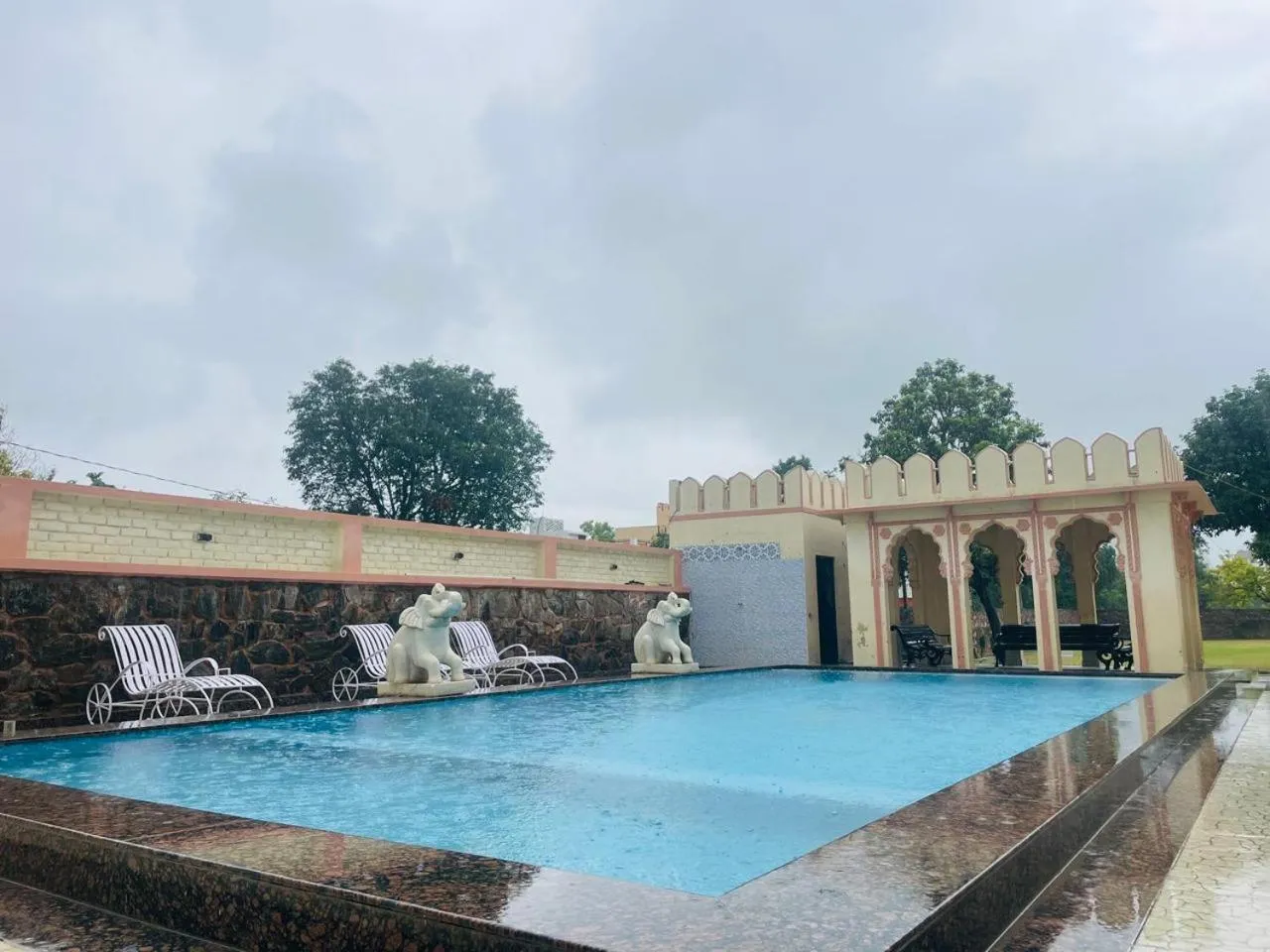 Swimming pool in Sajjan Bagh Resort