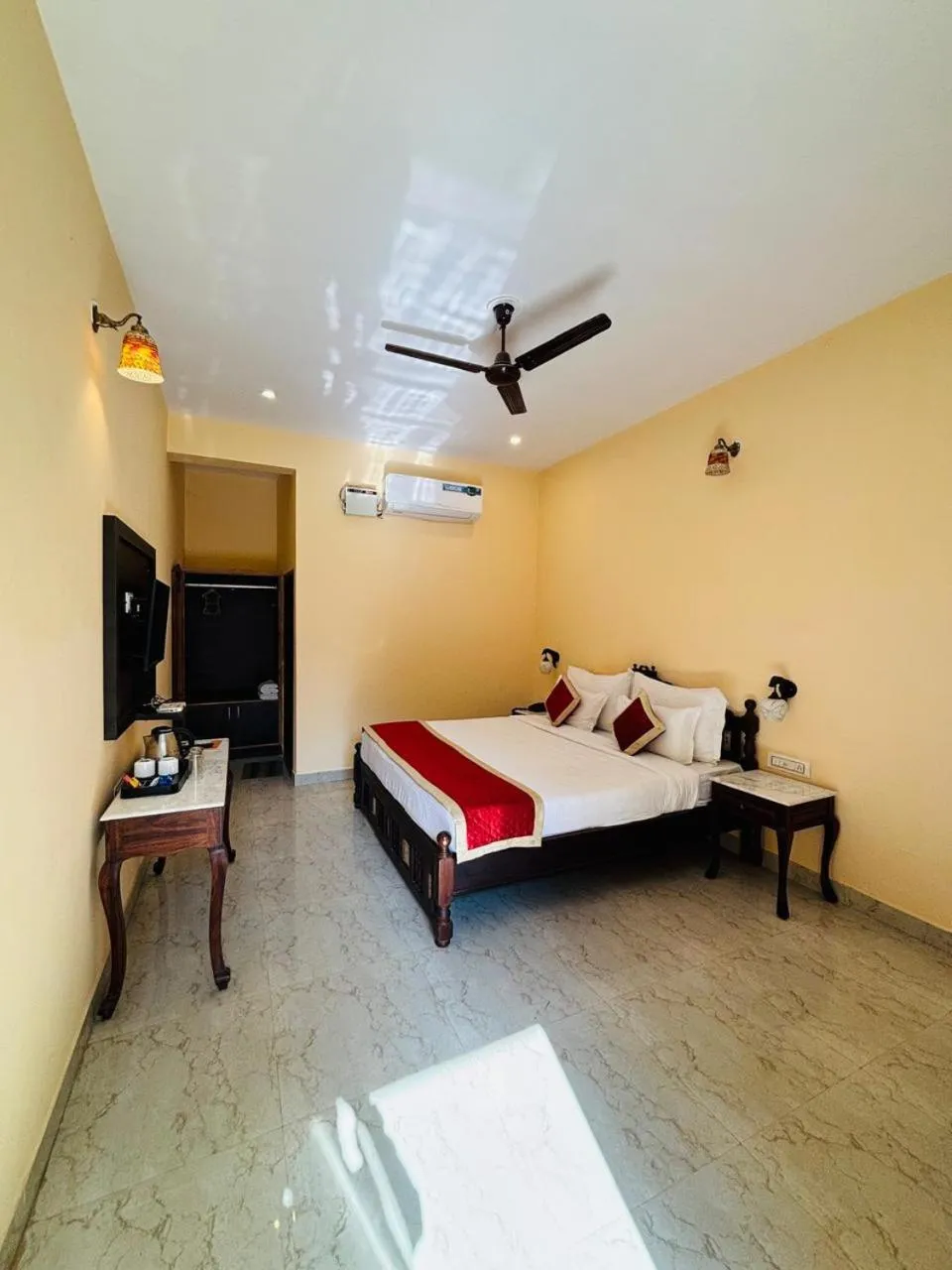 Bed in Sajjan Bagh Resort