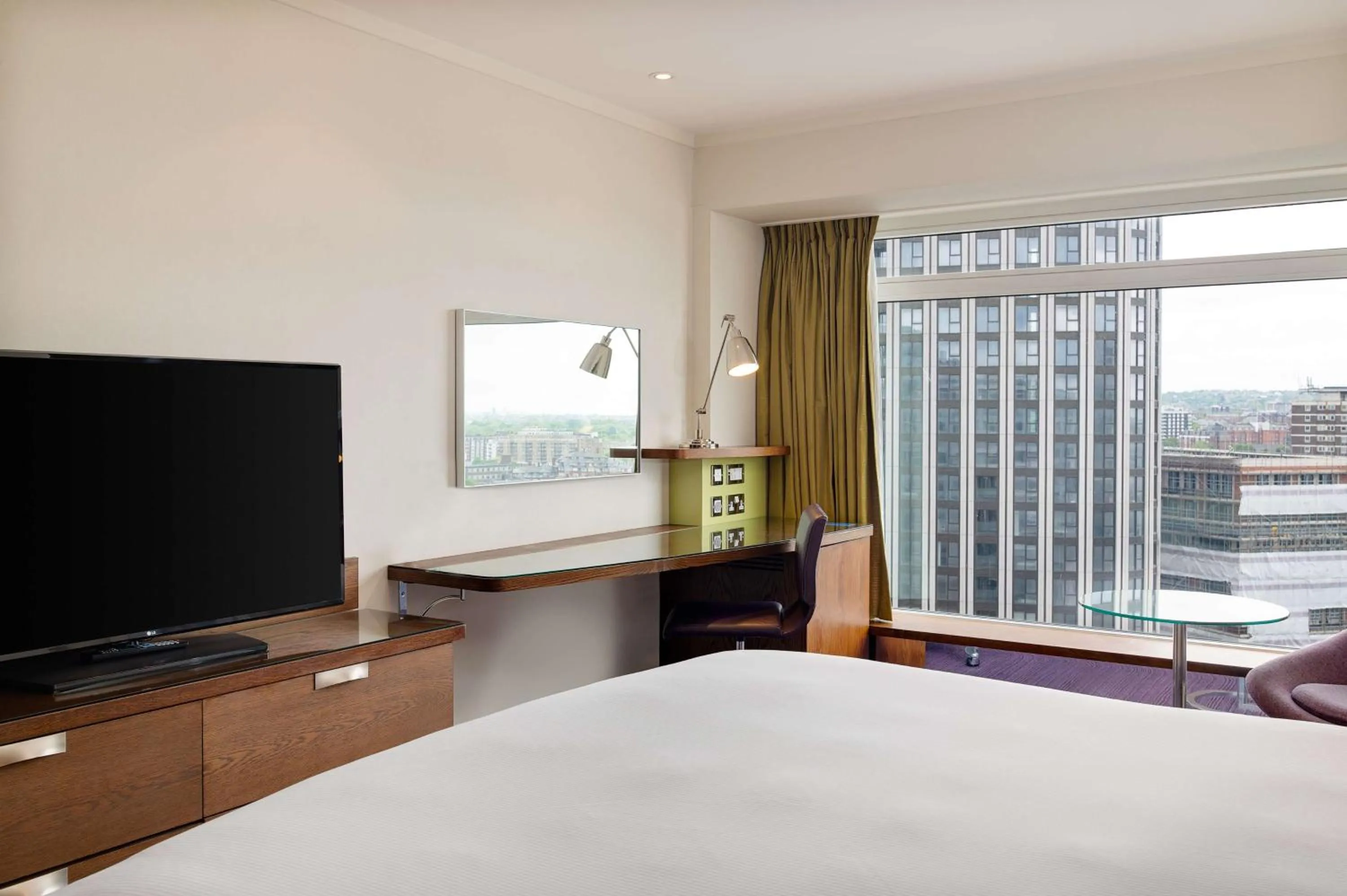 TV and multimedia, Bed in Hilton London Metropole