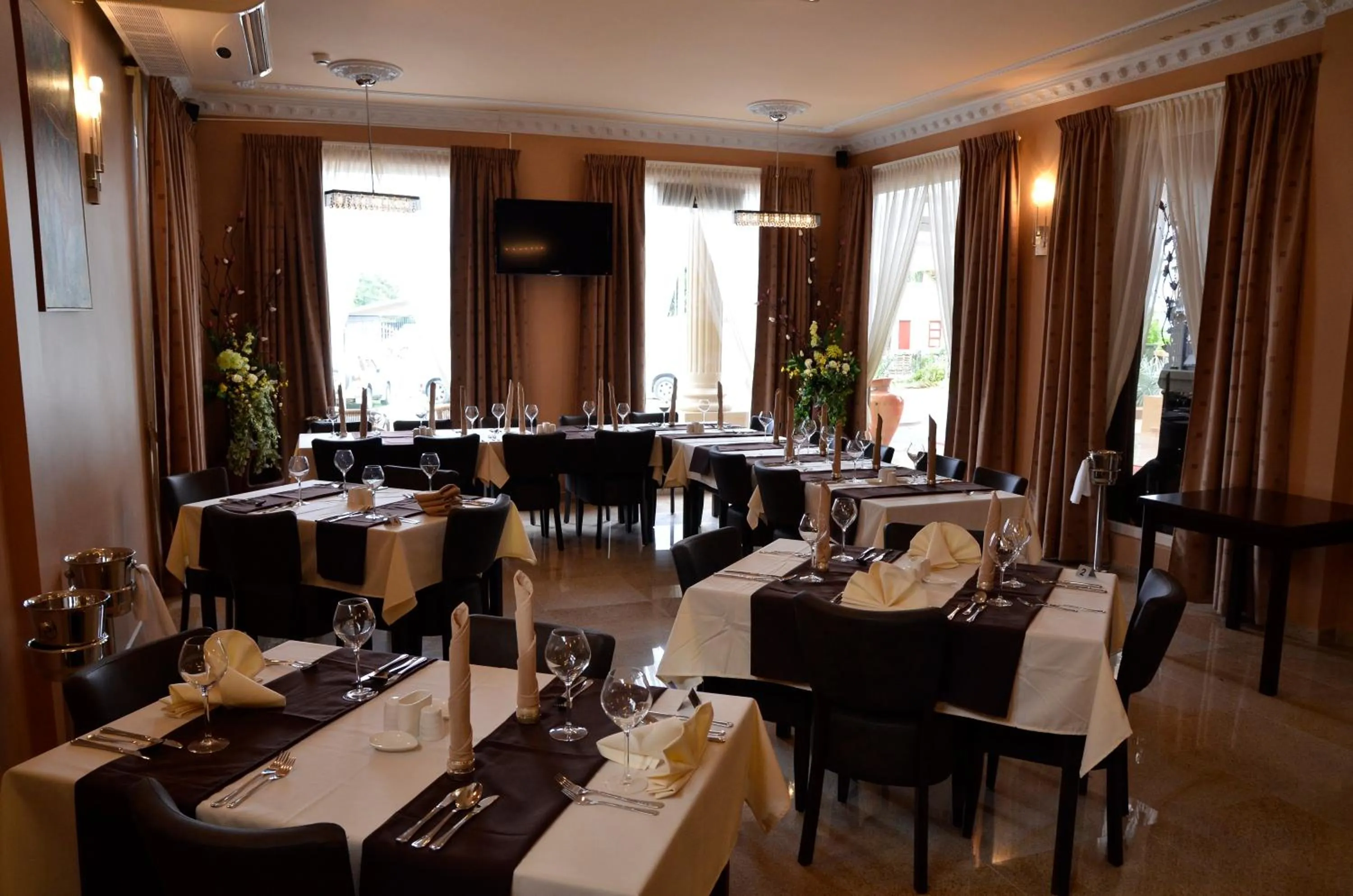 Restaurant/places to eat in Sheva Hotel