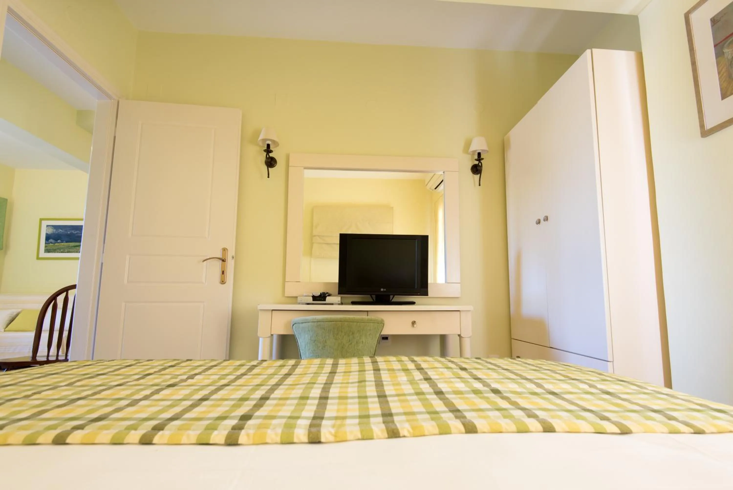 TV and multimedia, Bed in Myrties Boutique Apartments