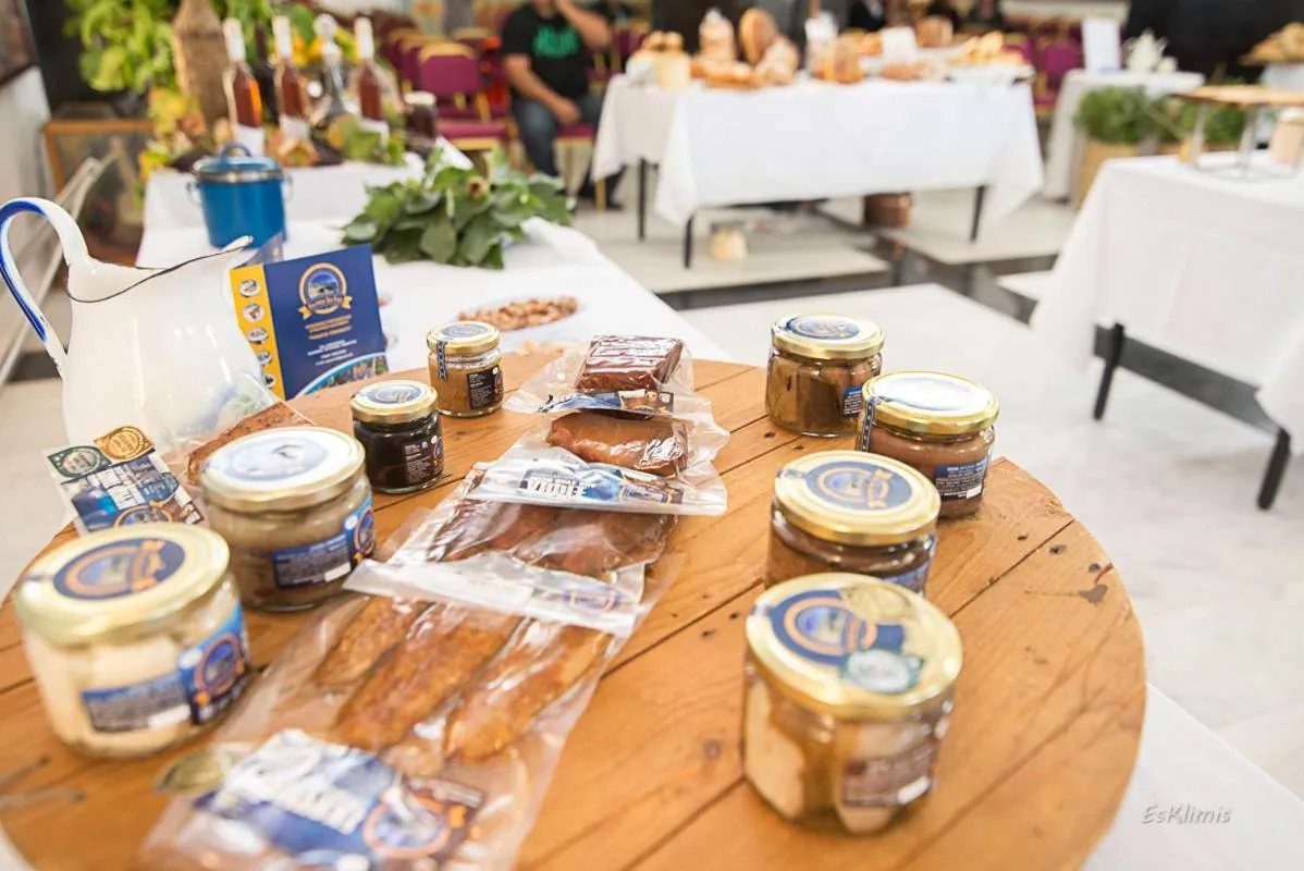 Food and drinks in Myrties Boutique Apartments