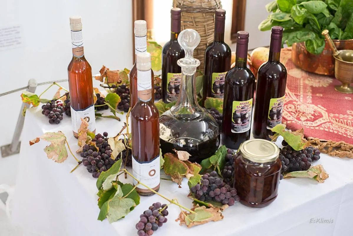 Food and drinks in Myrties Boutique Apartments