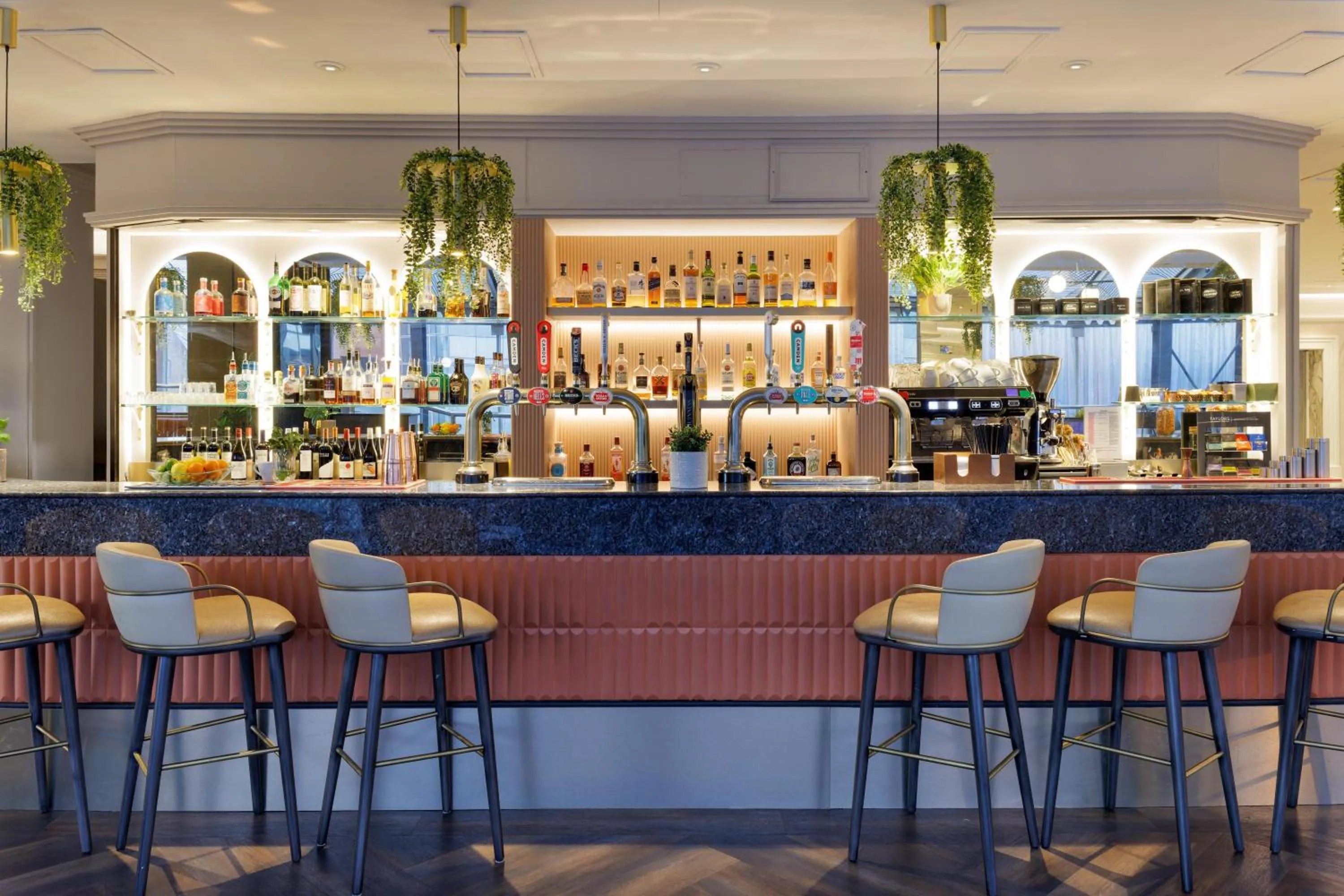 Lounge or bar in Hilton Leeds City
