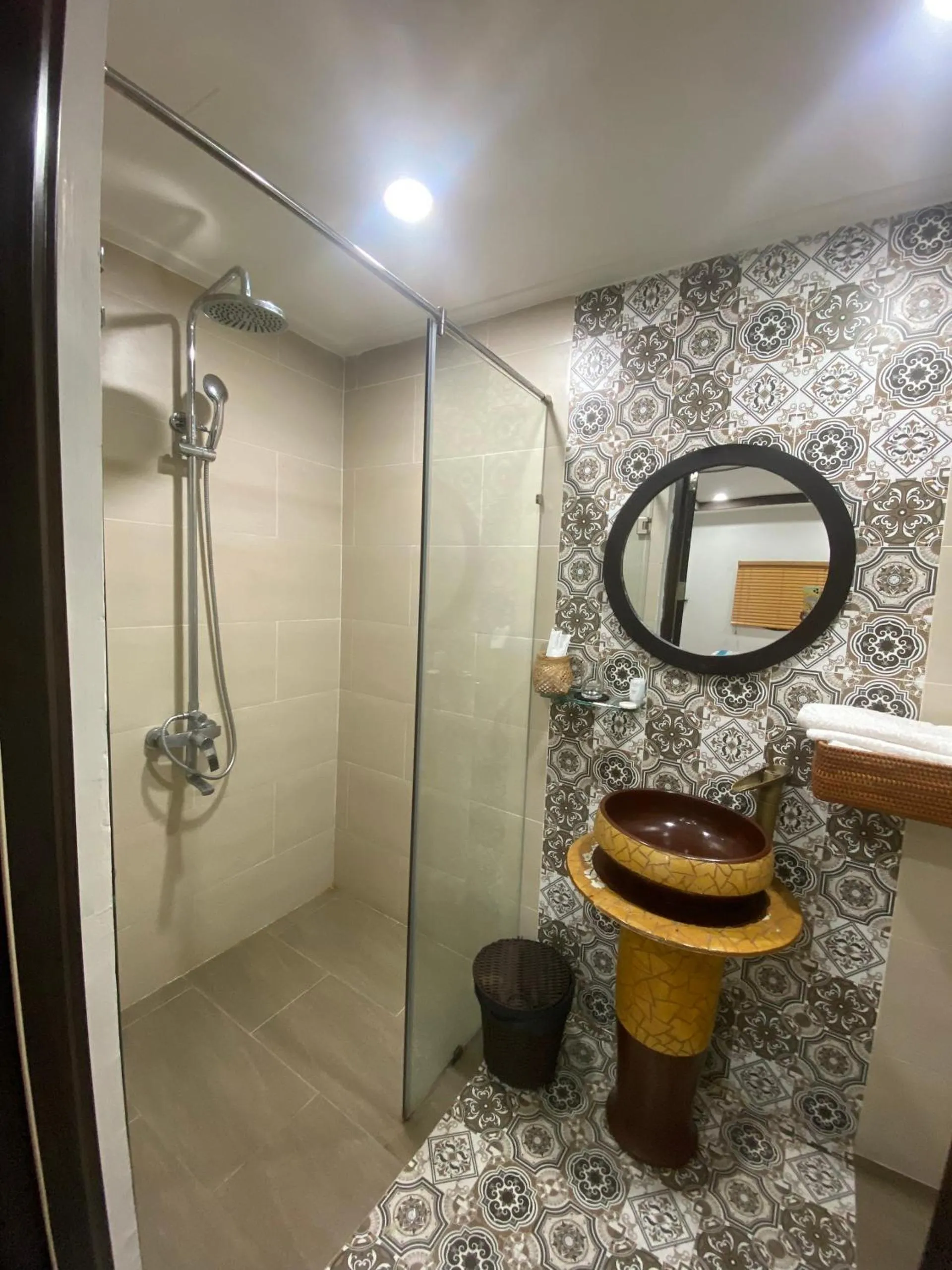 Shower in Binh Duong Resident Hotel