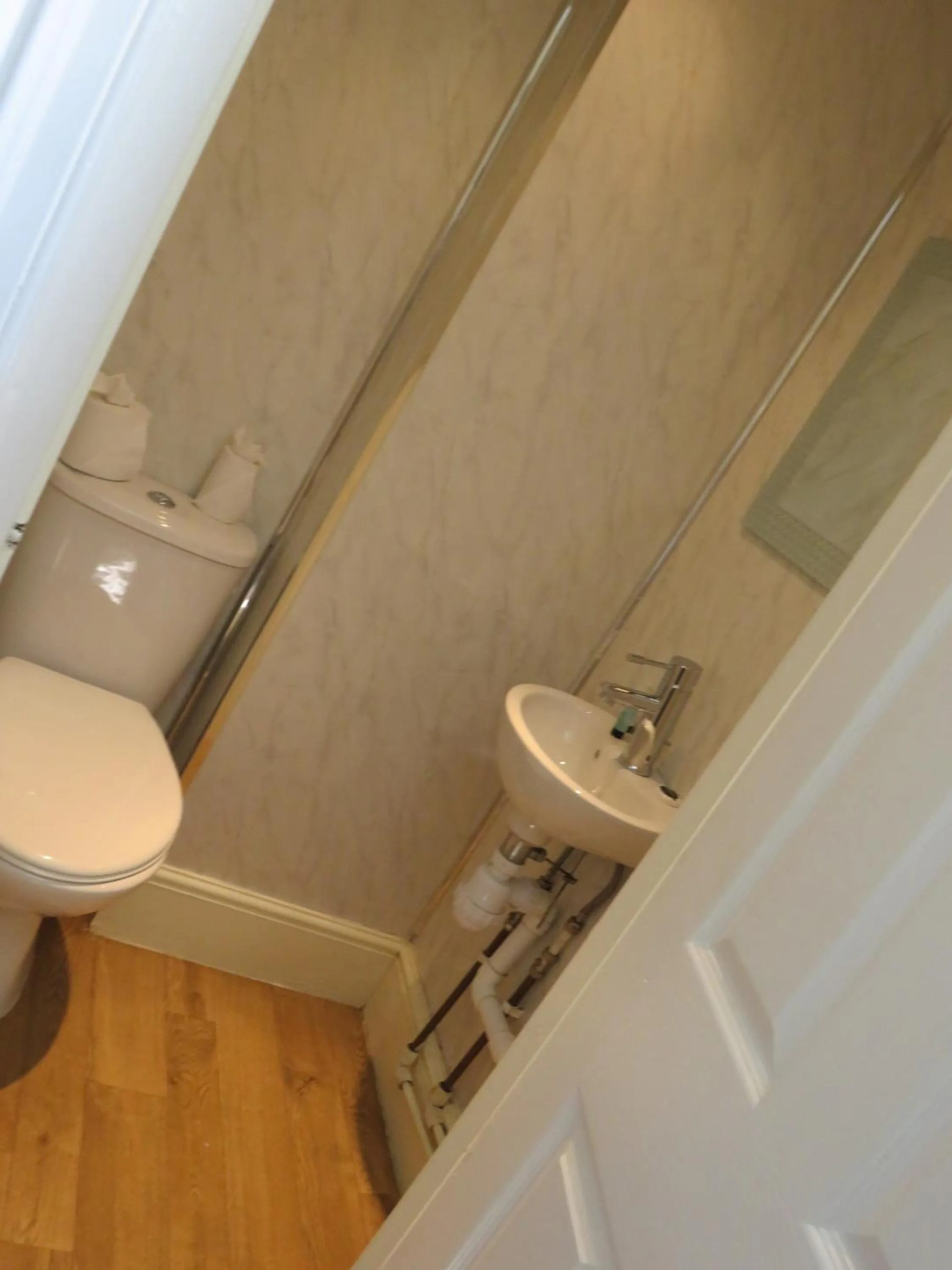 Bathroom in The Queens Arms Hotel Acomb