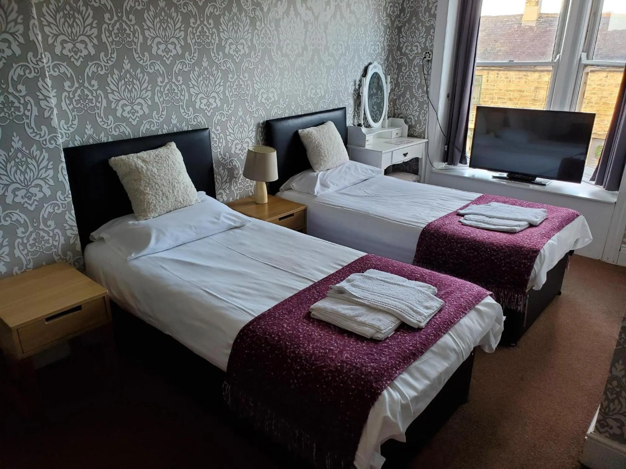 Bedroom, Bed in The Queens Arms Hotel Acomb