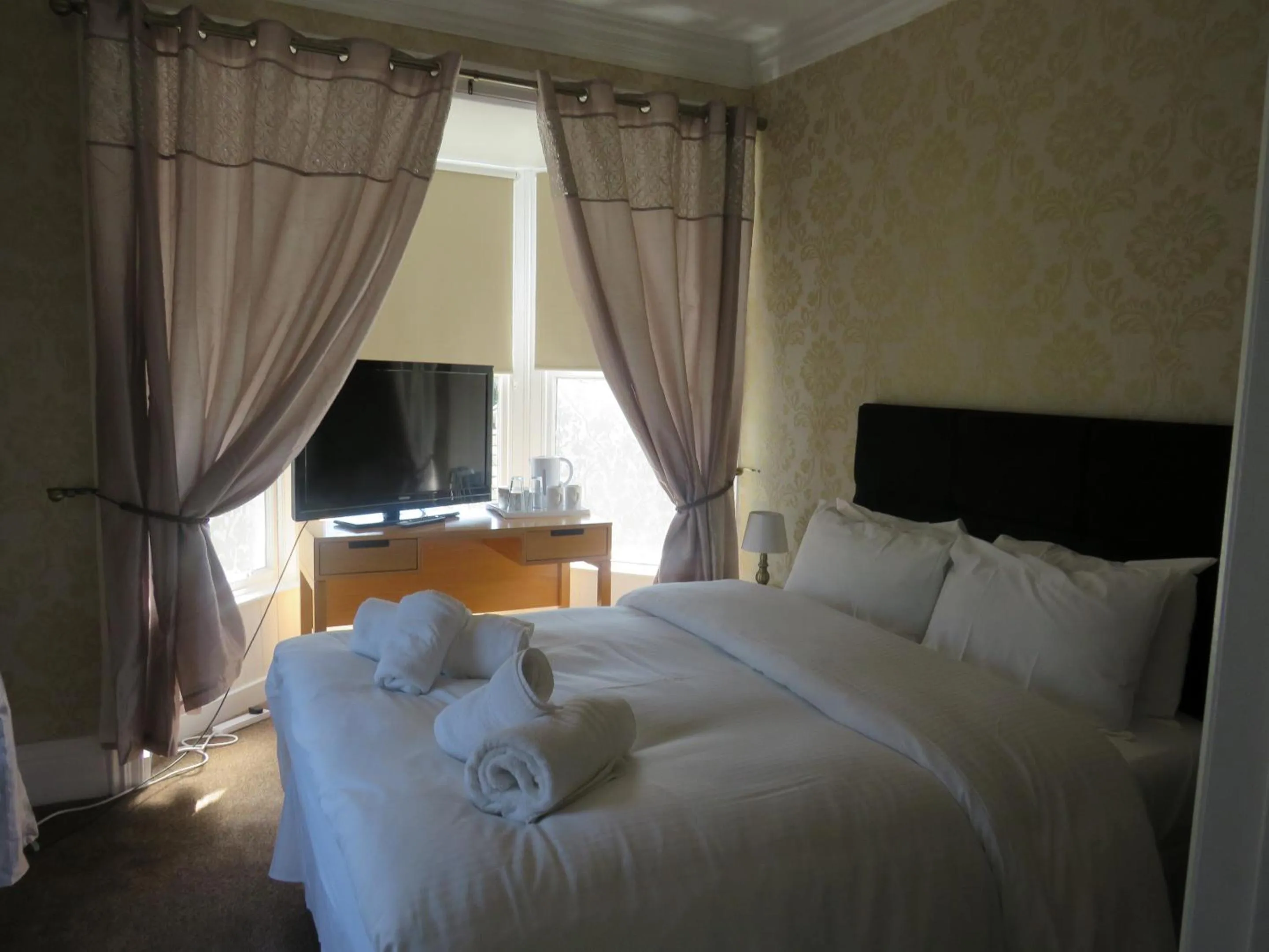 Bedroom, Bed in The Queens Arms Hotel Acomb