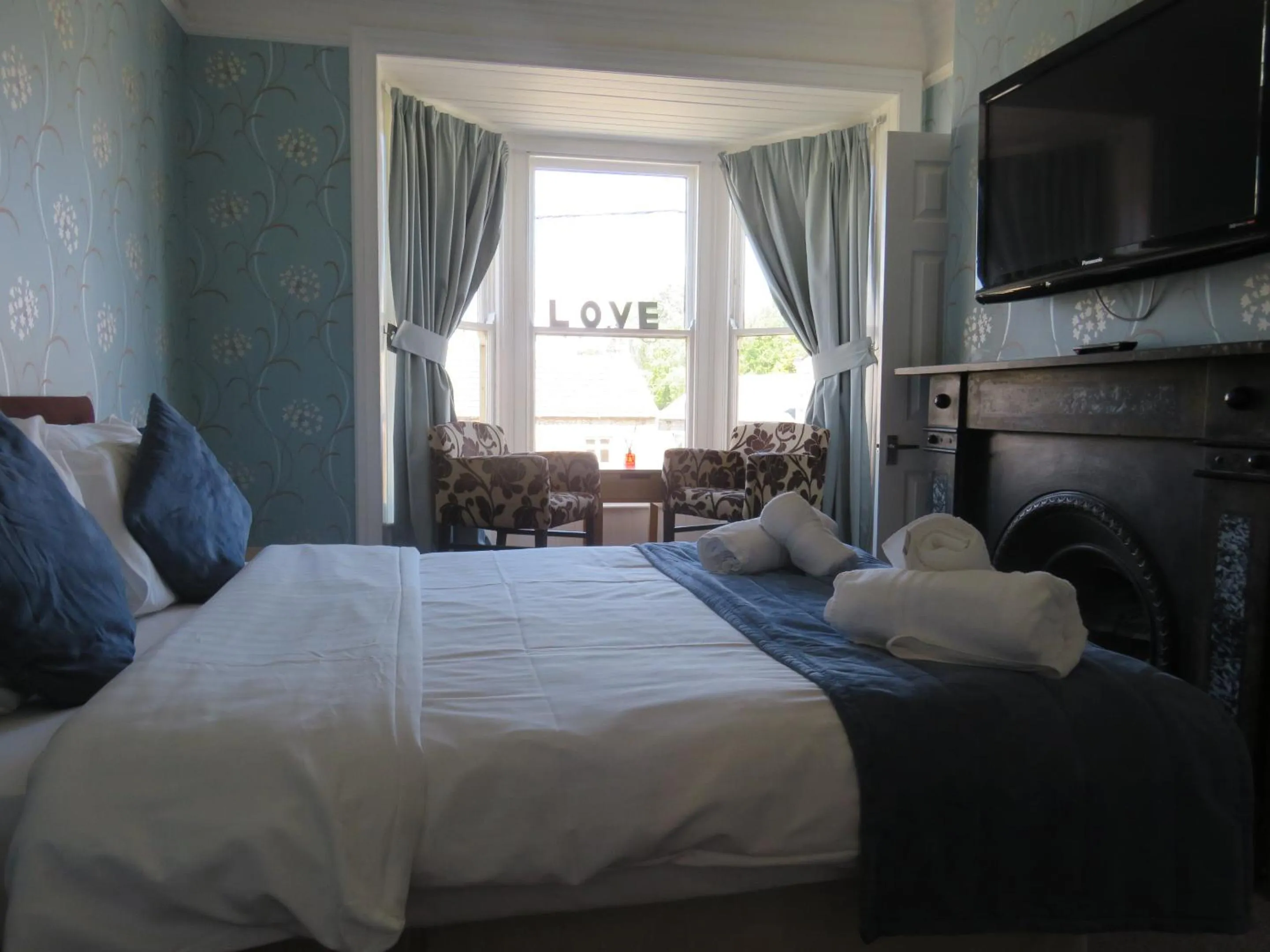 Bedroom, Bed in The Queens Arms Hotel Acomb