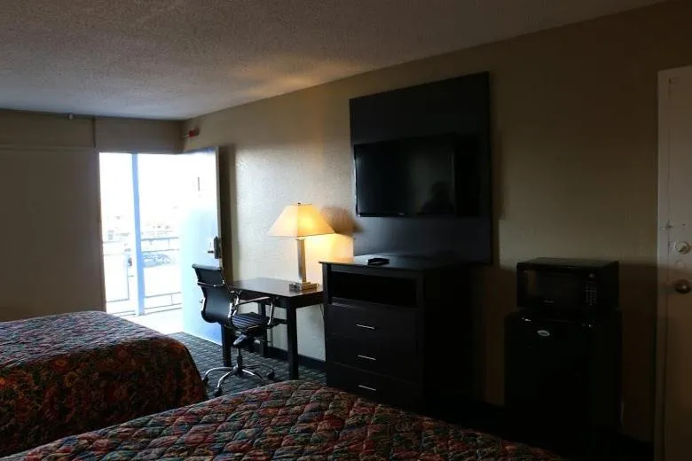 Photo of the whole room, Bed in Kings Inn Civic Center/UAB