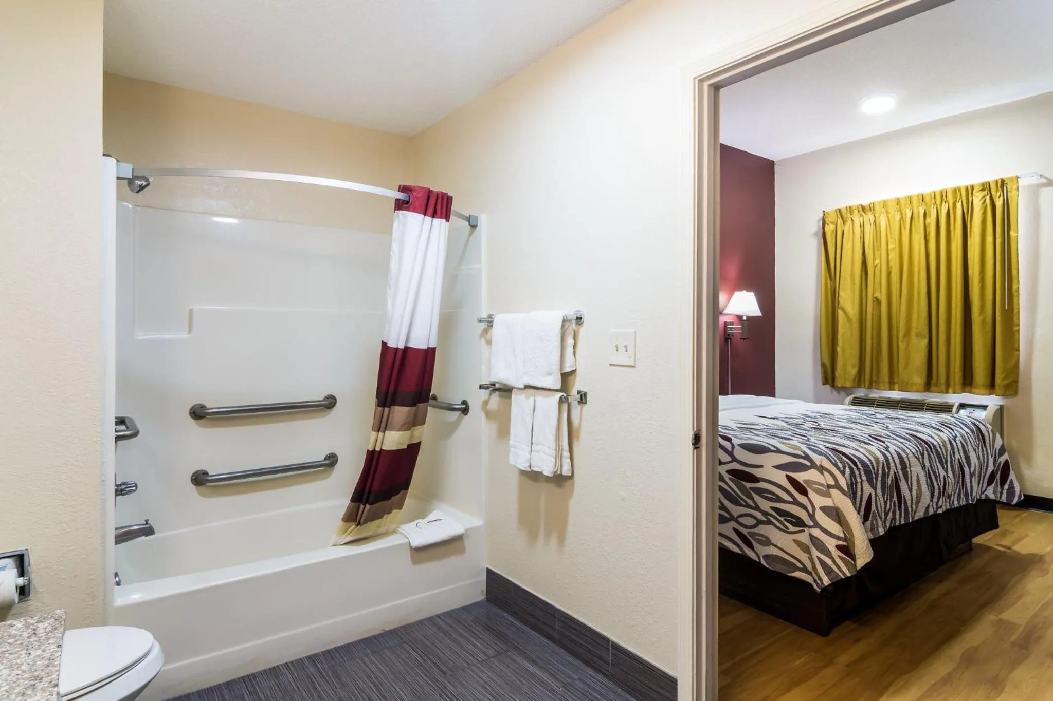 Bathroom, Bed in Red Roof Inn Atlanta - Kennesaw State University