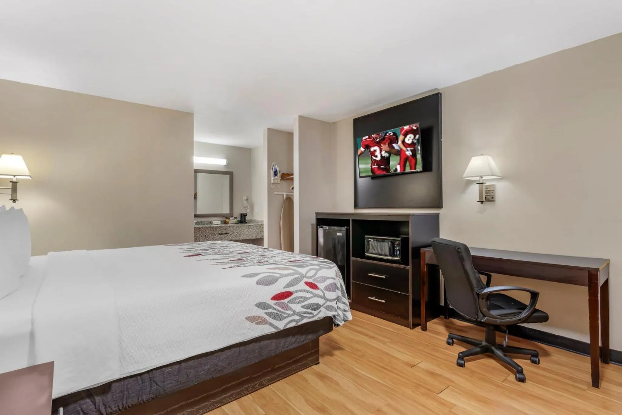 Bedroom, Bed in Red Roof Inn Atlanta - Kennesaw State University