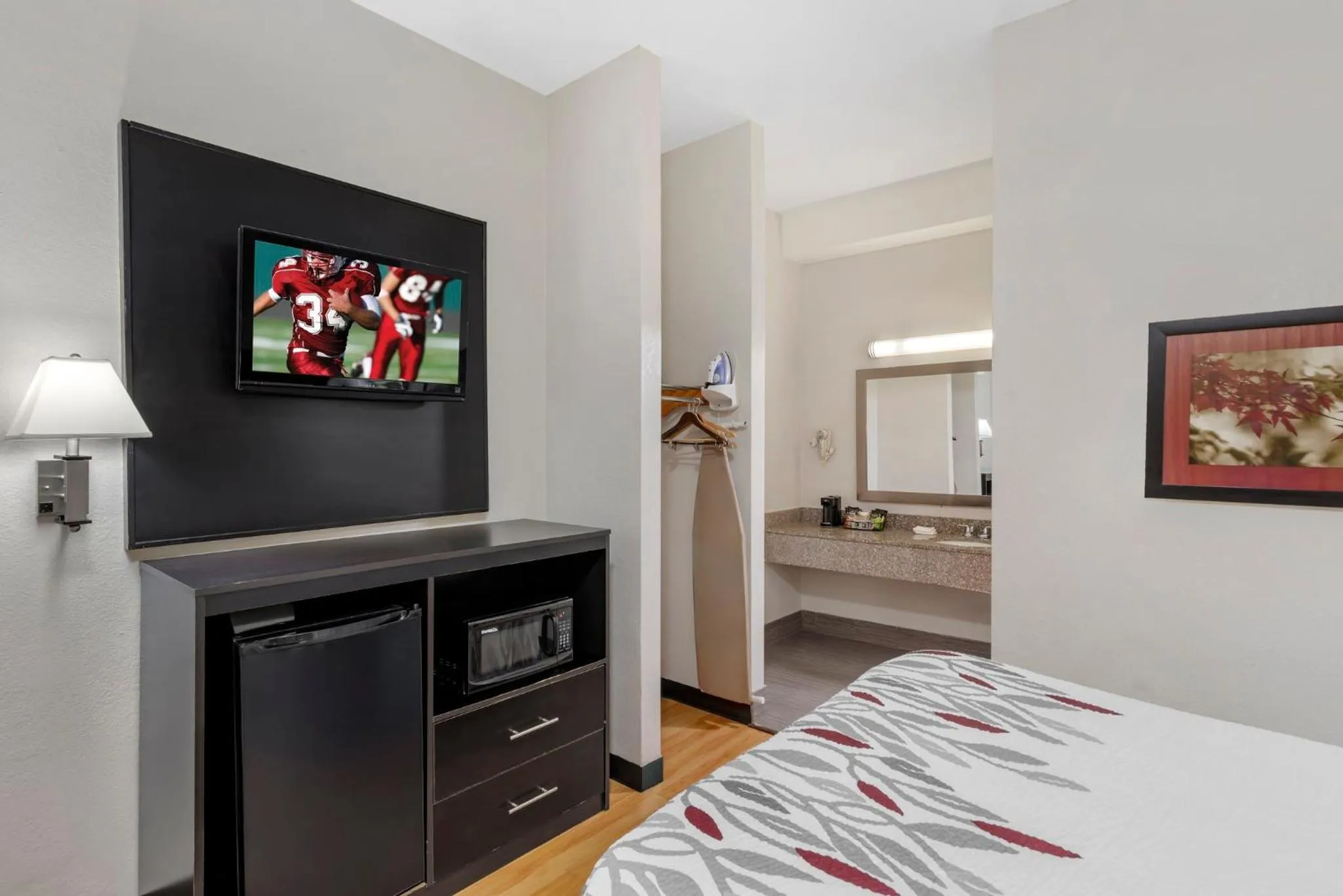 Bedroom, Bed in Red Roof Inn Atlanta - Kennesaw State University