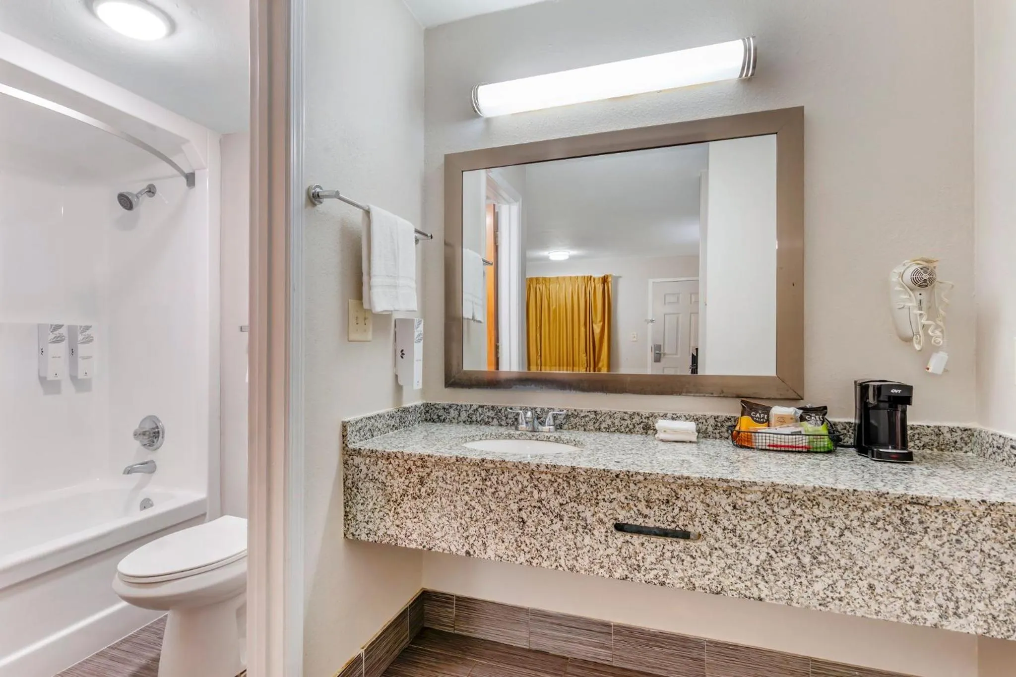 Bathroom in Red Roof Inn Atlanta - Kennesaw State University