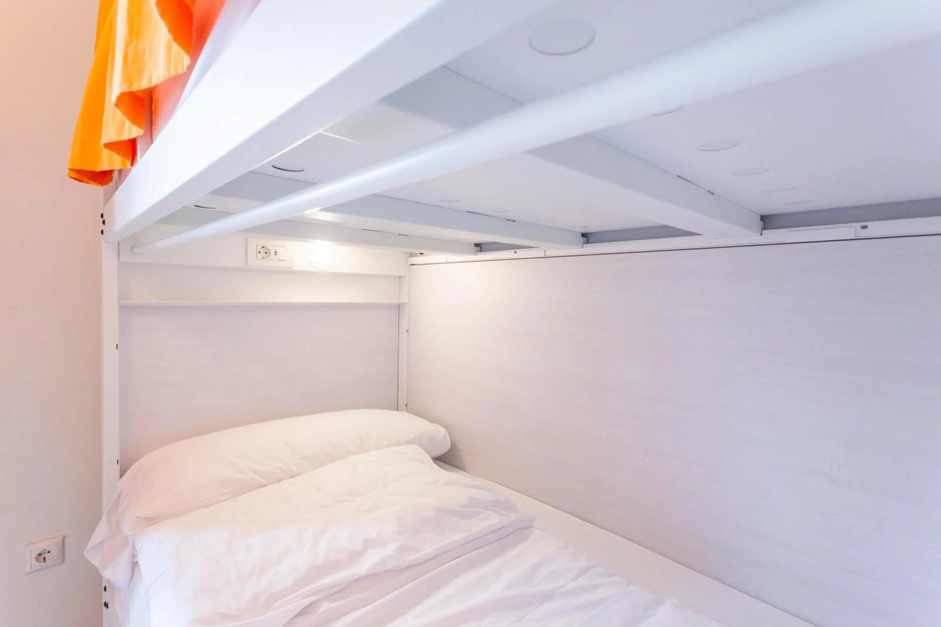 bunk bed, Bed in El Albergue de Sigüenza