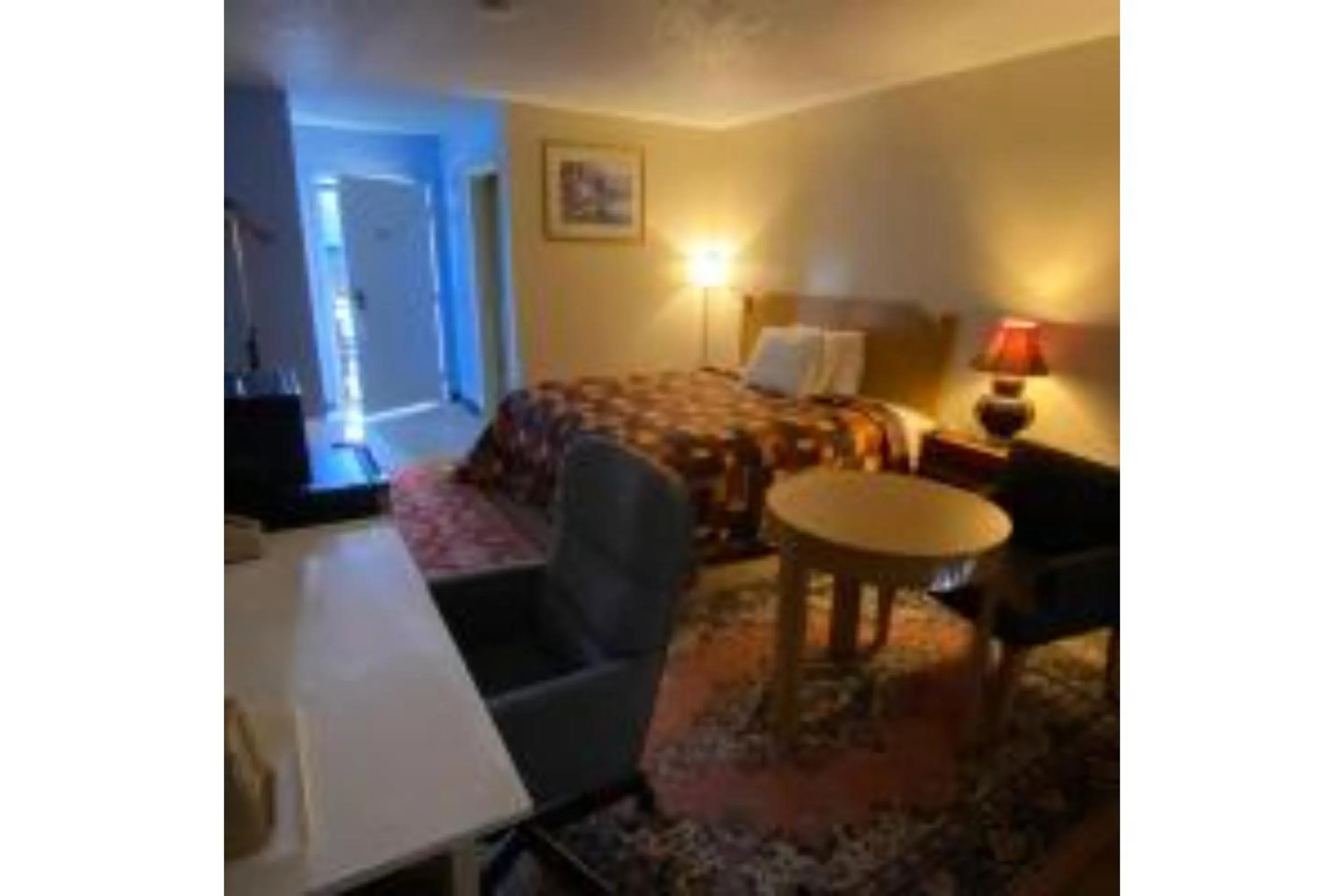 Bedroom in Lake Country Inn