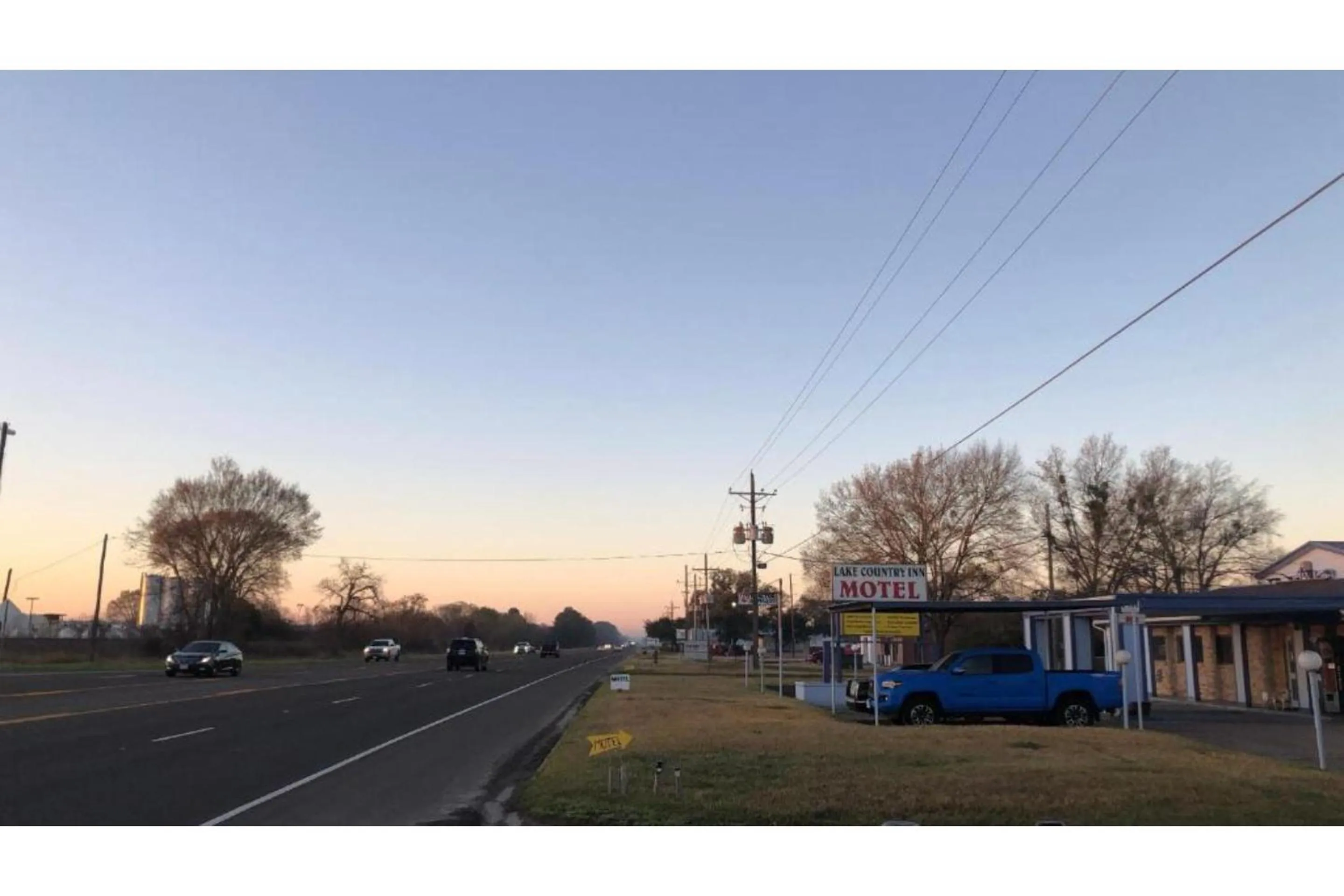 Facade/entrance in Lake Country Inn
