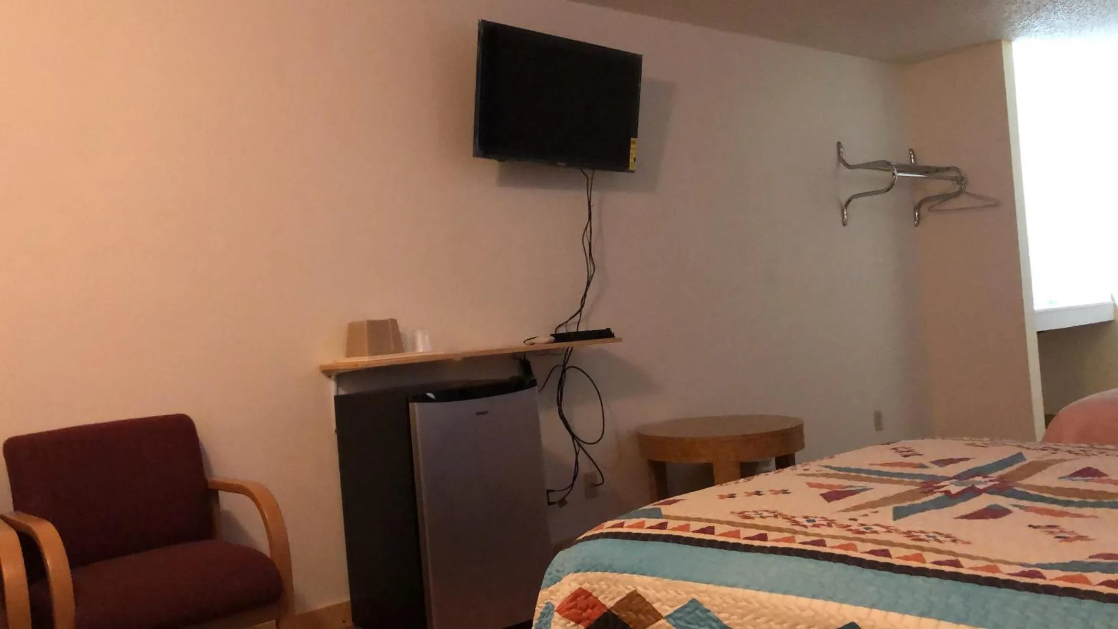 Photo of the whole room, Bed in Lake Country Inn