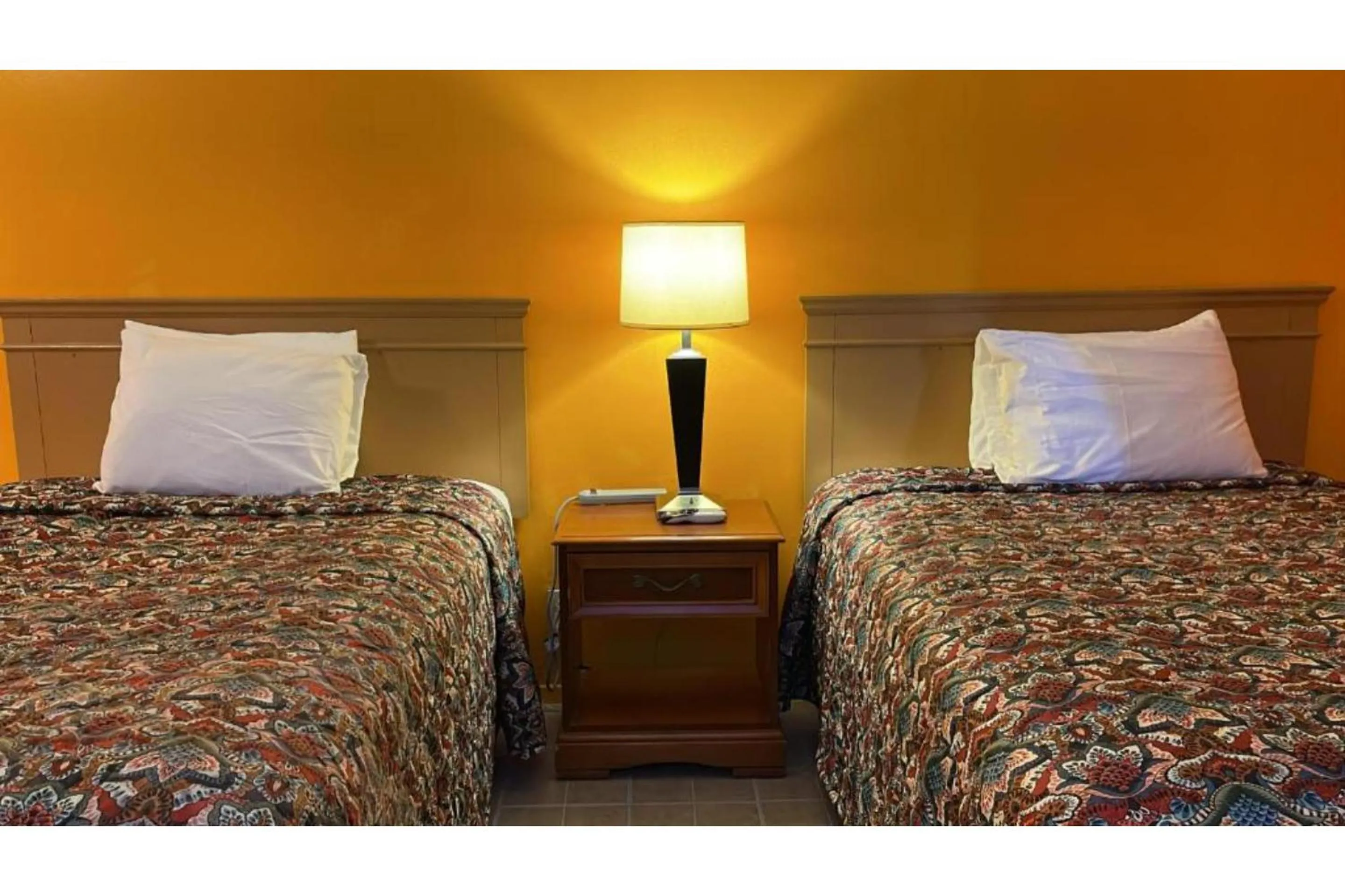 Bedroom, Bed in Lake Country Inn