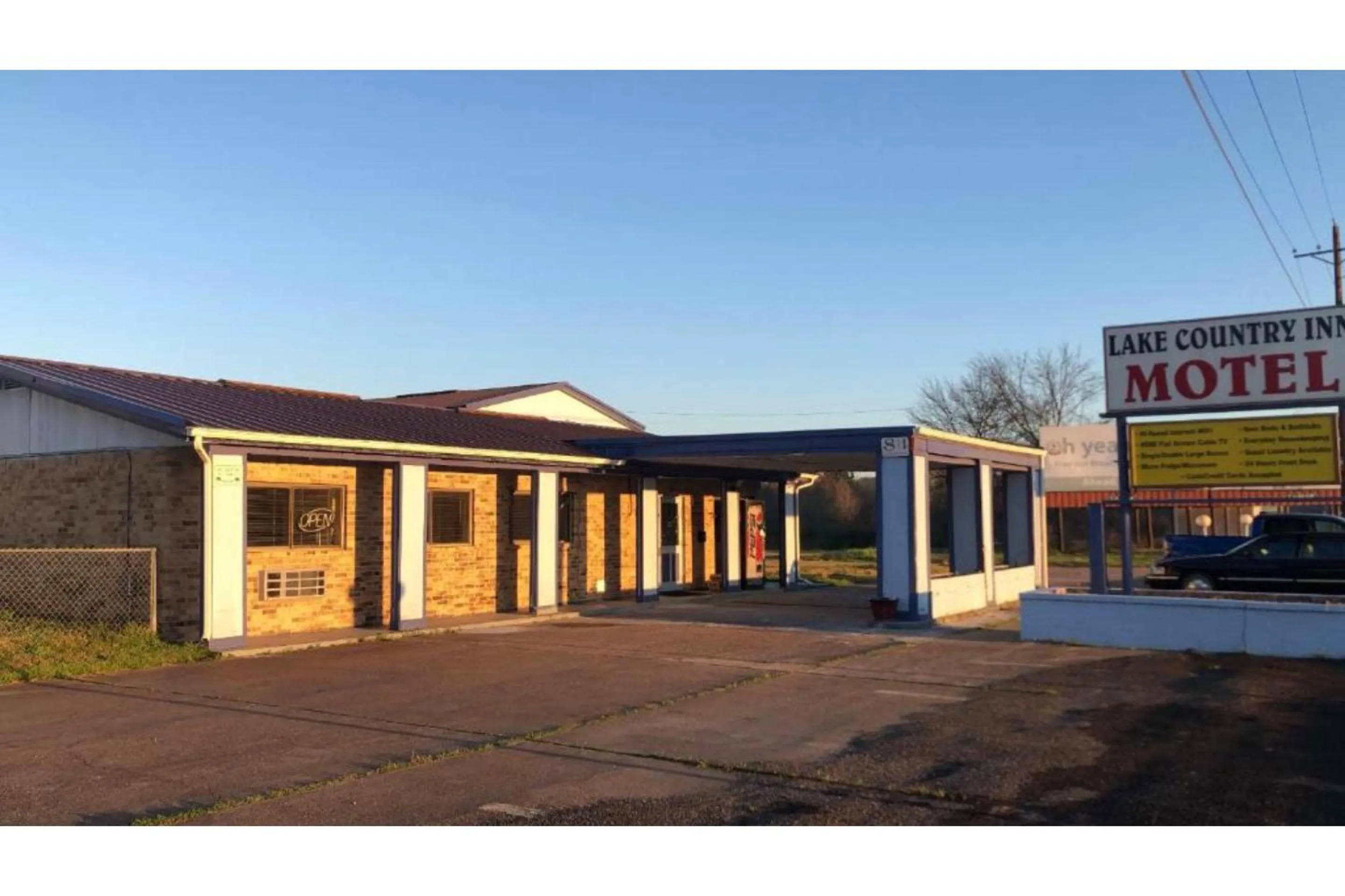 Facade/entrance in Lake Country Inn