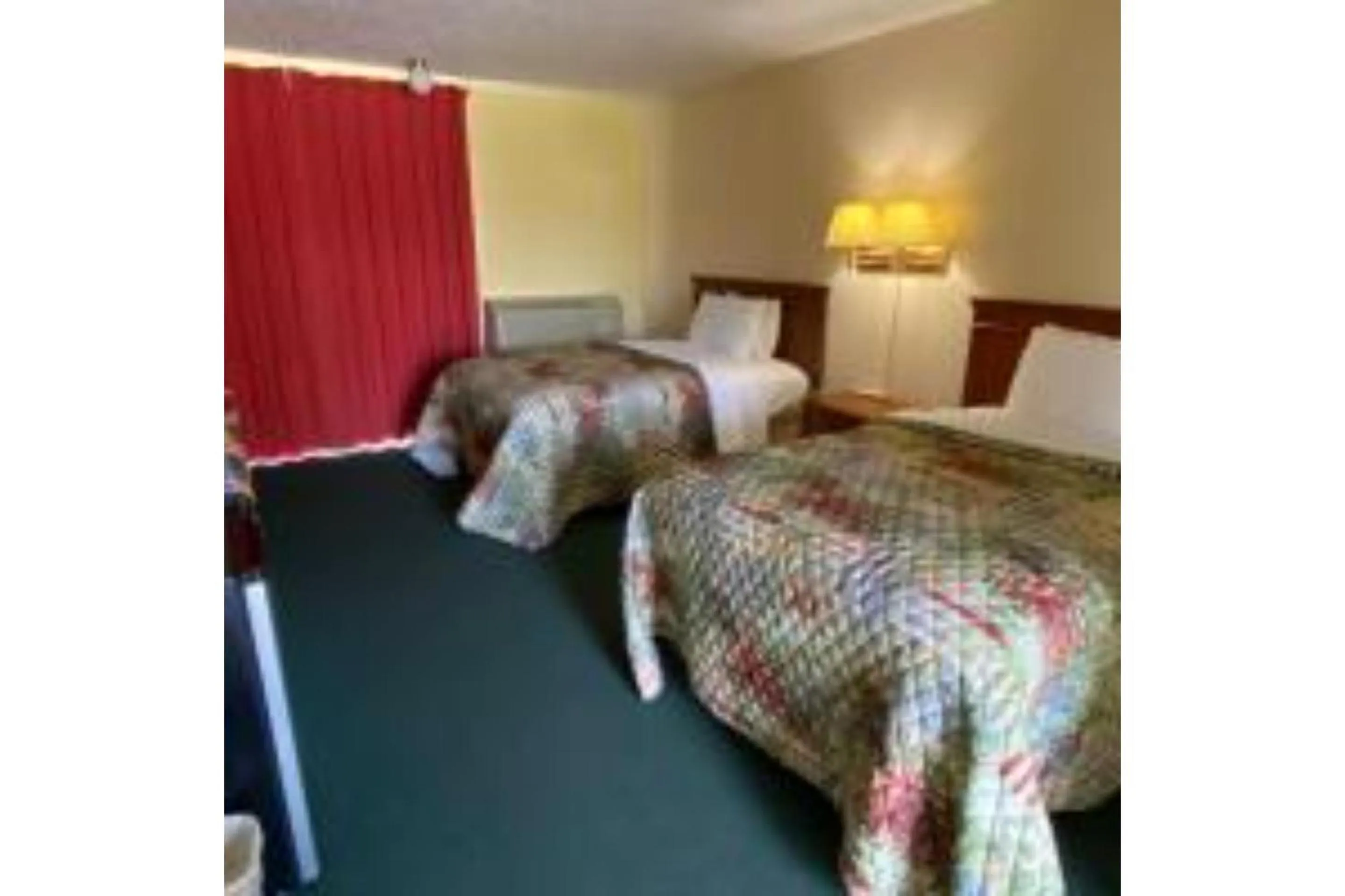 Bedroom, Bed in Lake Country Inn