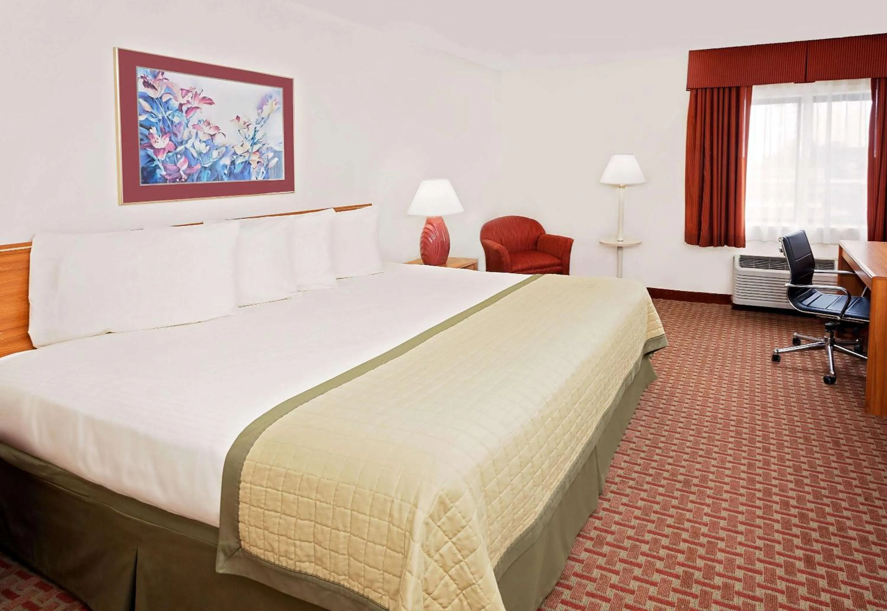 Photo of the whole room, Bed in Baymont by Wyndham St. Joseph/Stevensville