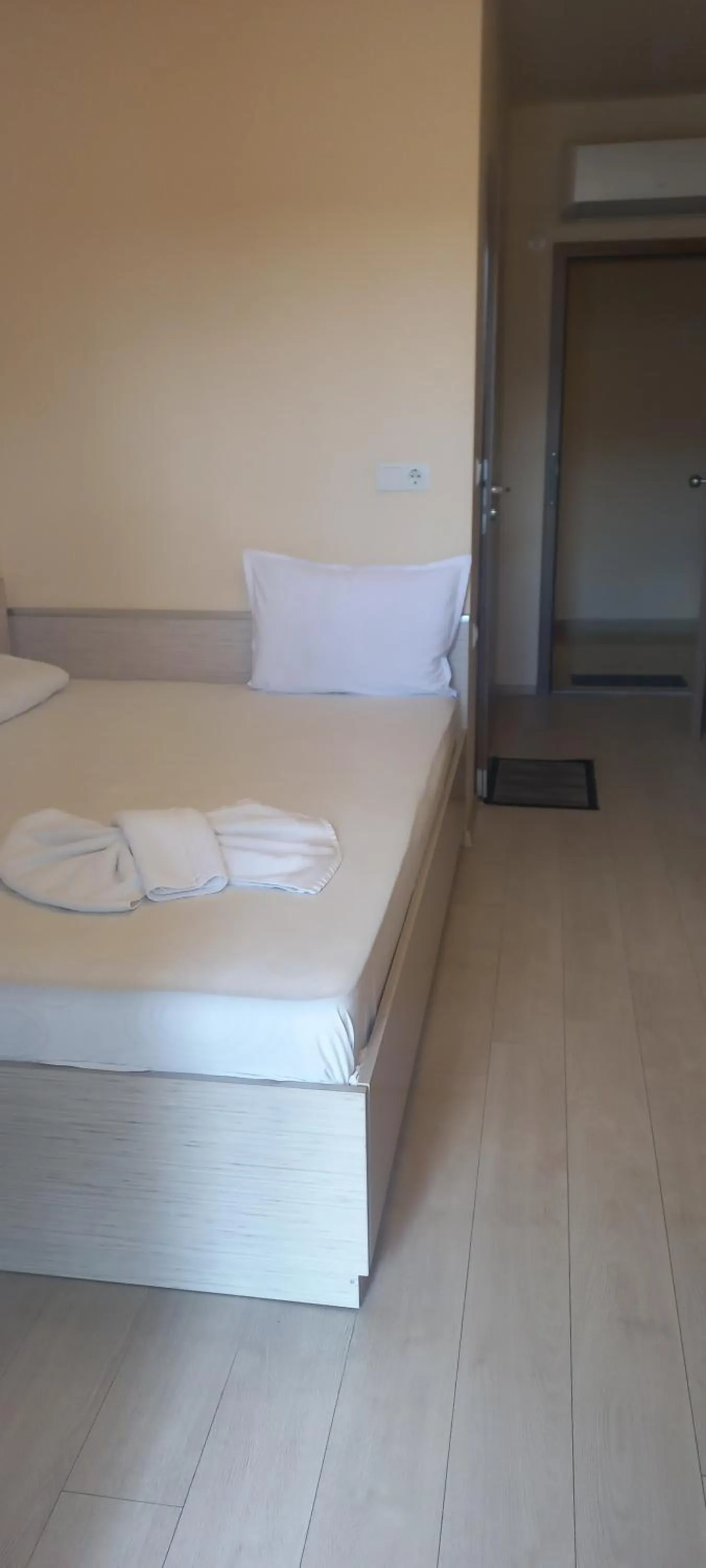 Balcony/Terrace, Bed in Hotel Lago Peshtera