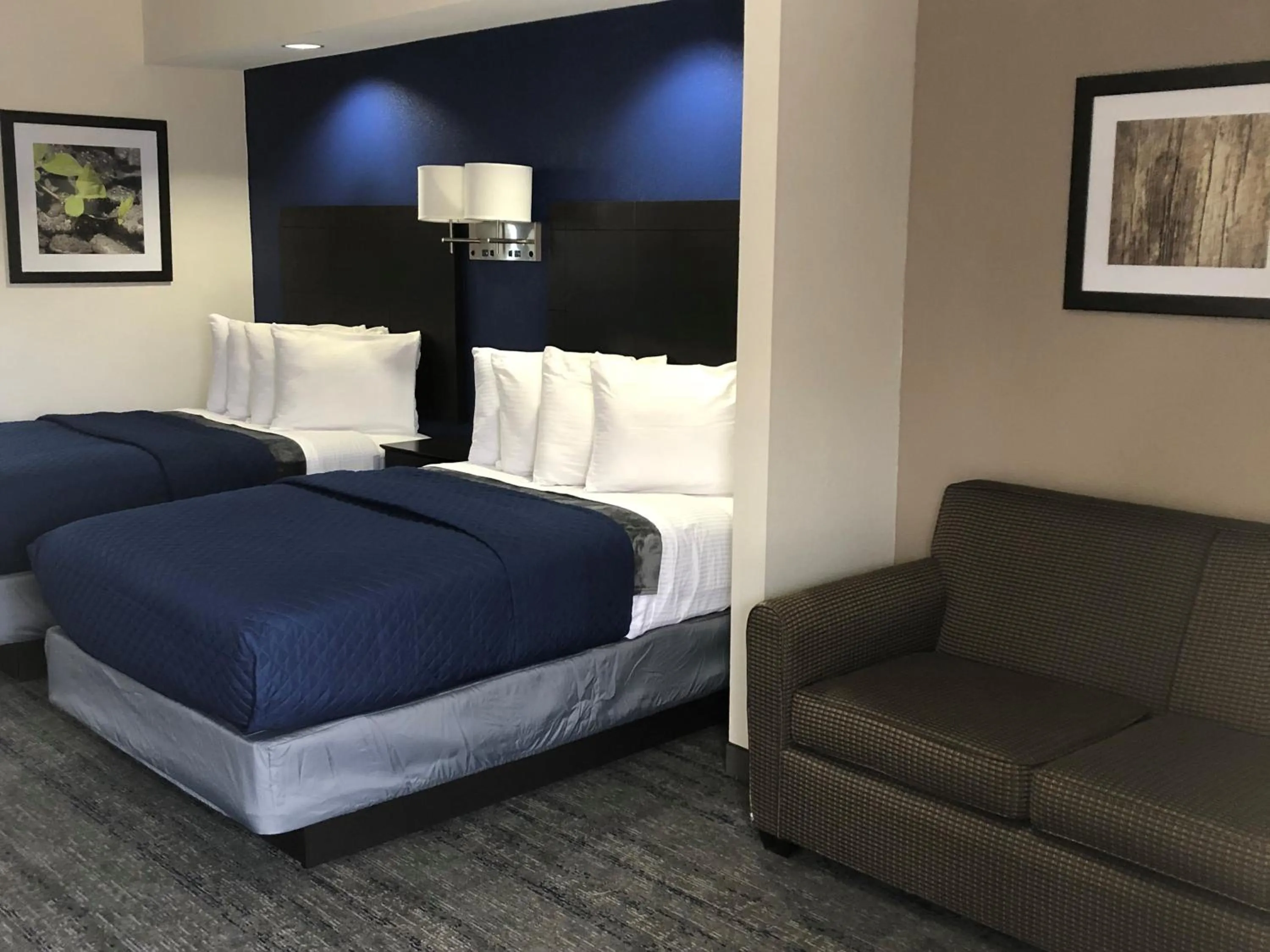 Photo of the whole room, Bed in Executive Inn and Suites Joaquin
