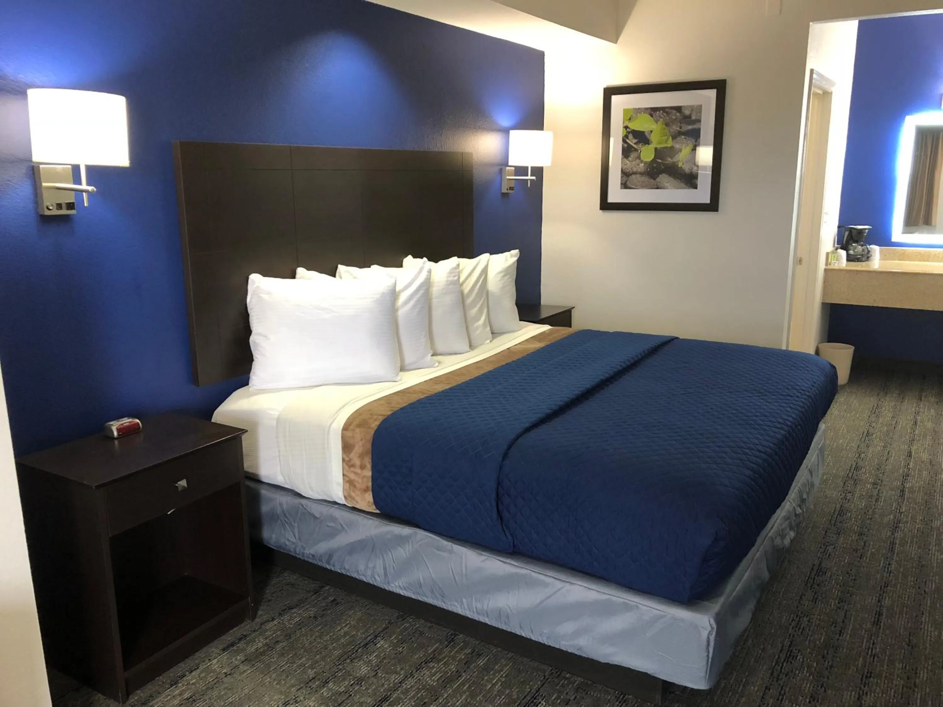 Photo of the whole room, Bed in Executive Inn and Suites Joaquin