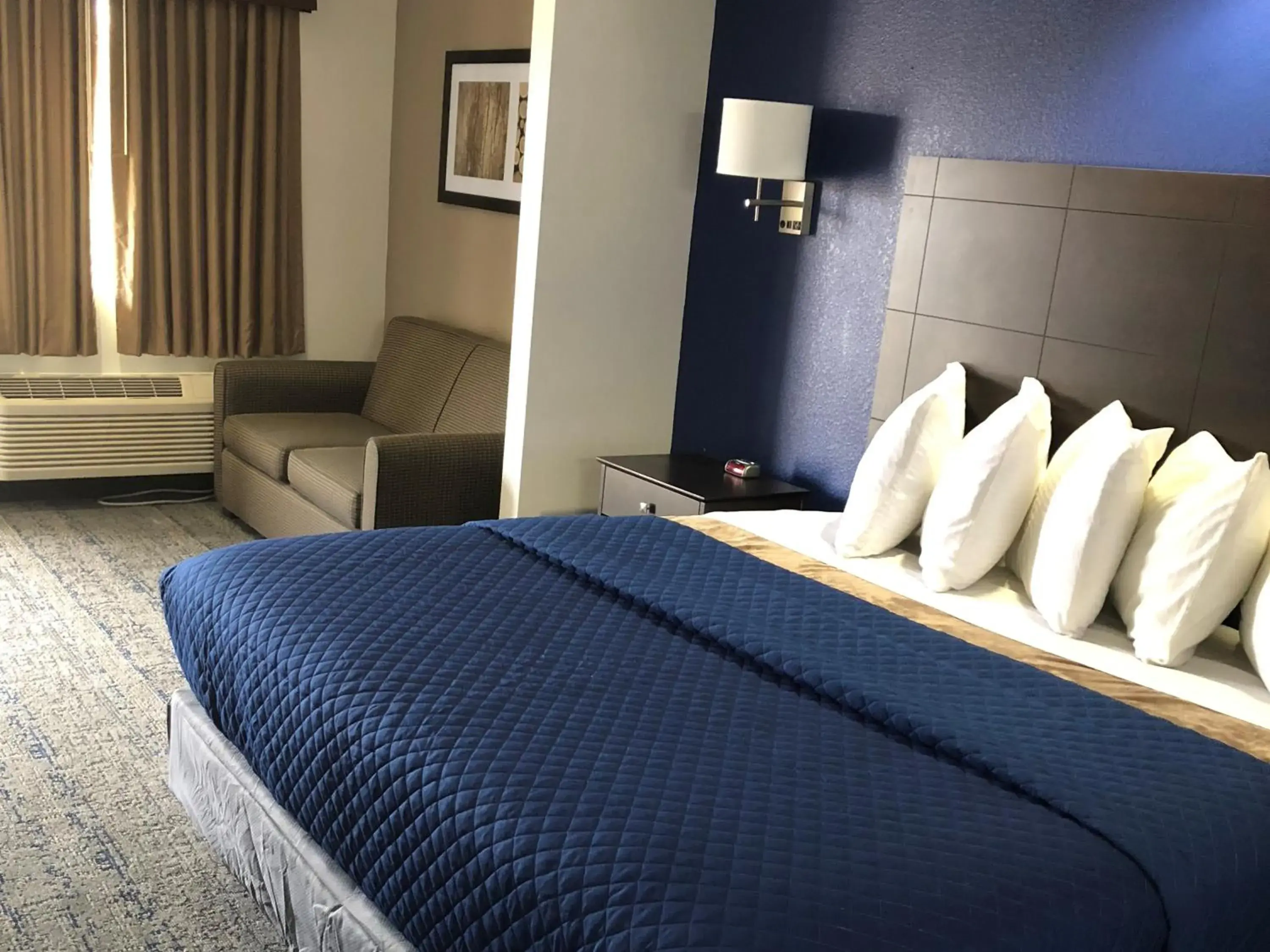 Photo of the whole room, Bed in Executive Inn and Suites Joaquin Photo of the whole room, Bed in Executive Inn and Suites Joaquin