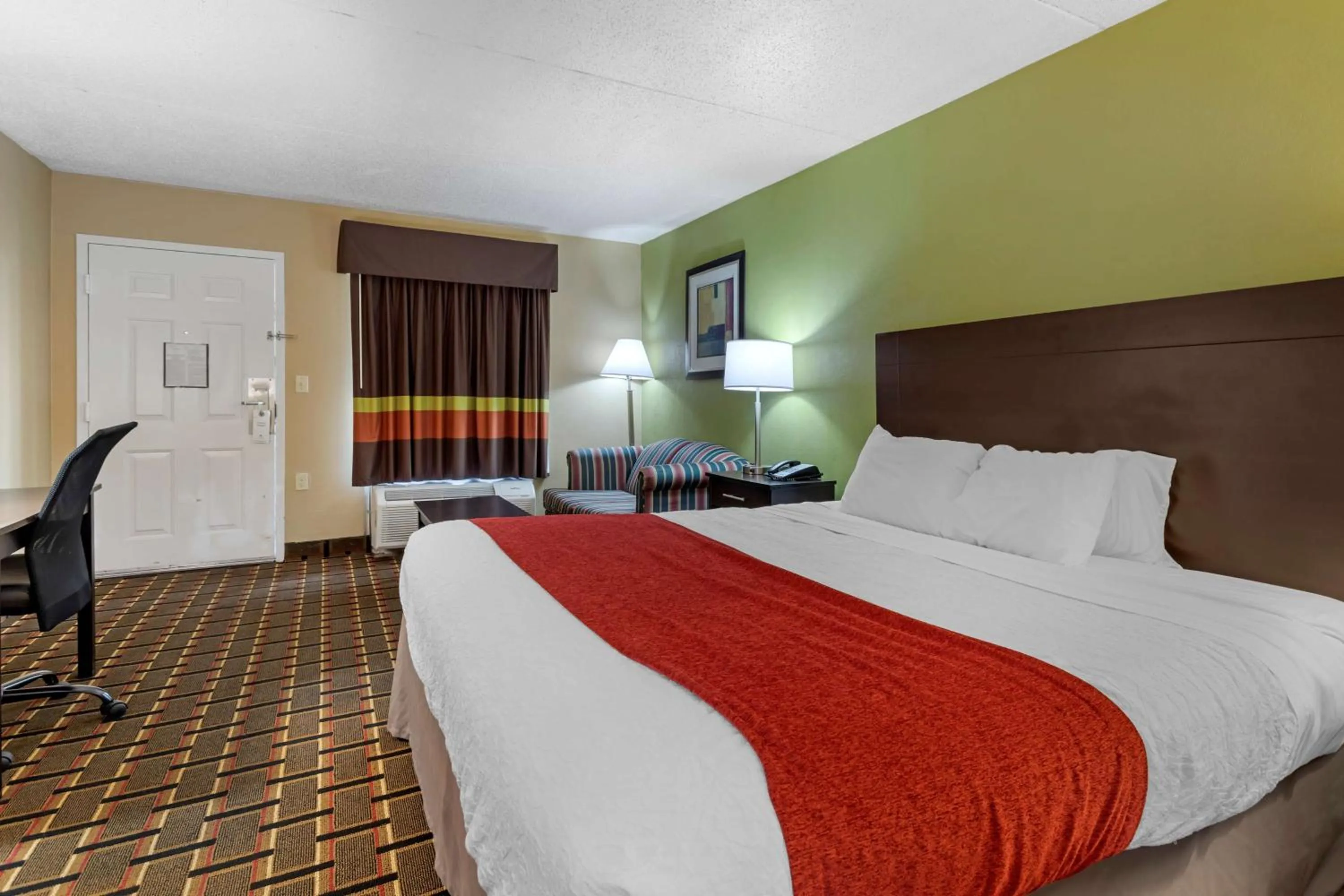 Photo of the whole room, Bed in SureStay Hotel by Best Western Lenoir City