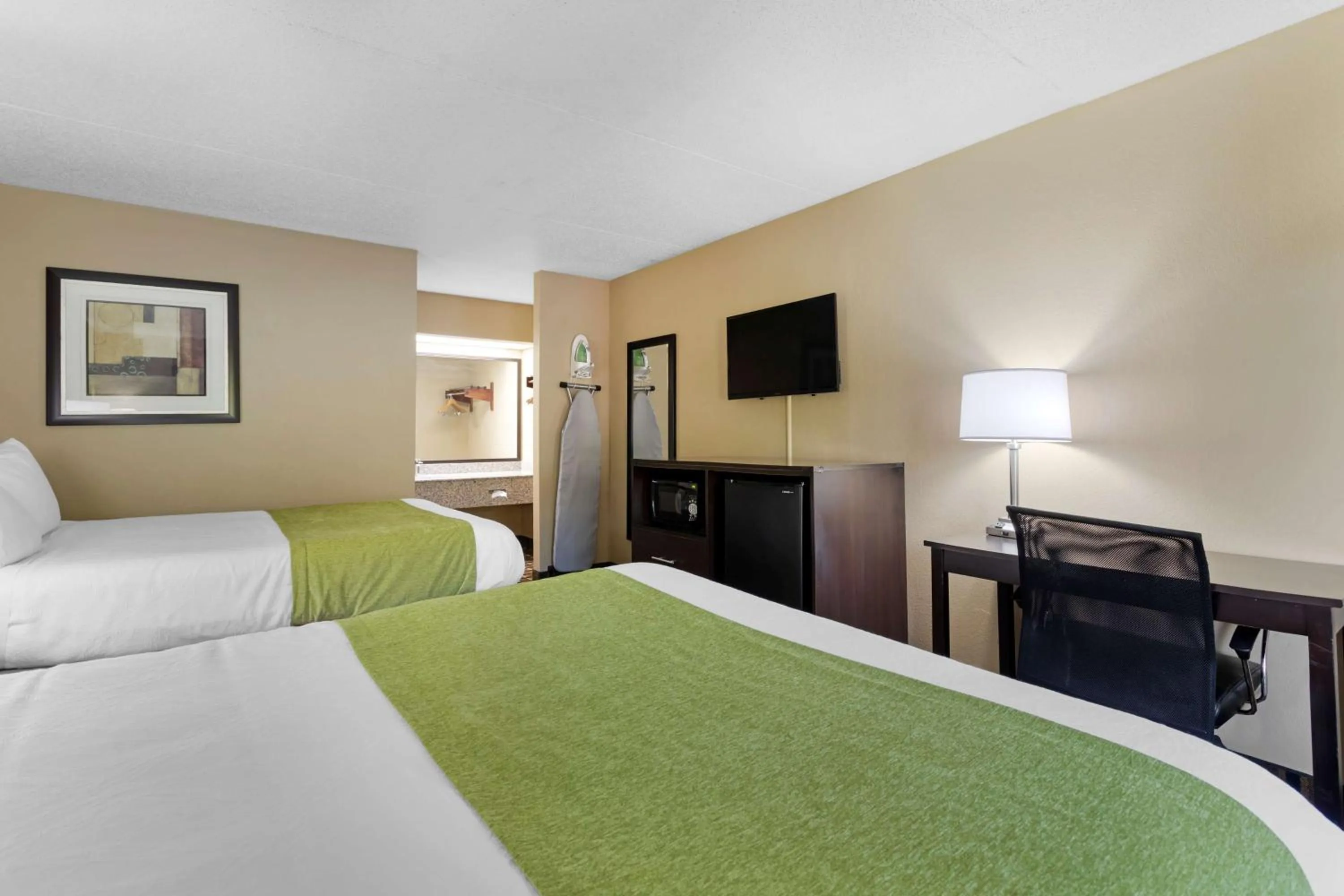 Photo of the whole room, Bed in SureStay Hotel by Best Western Lenoir City