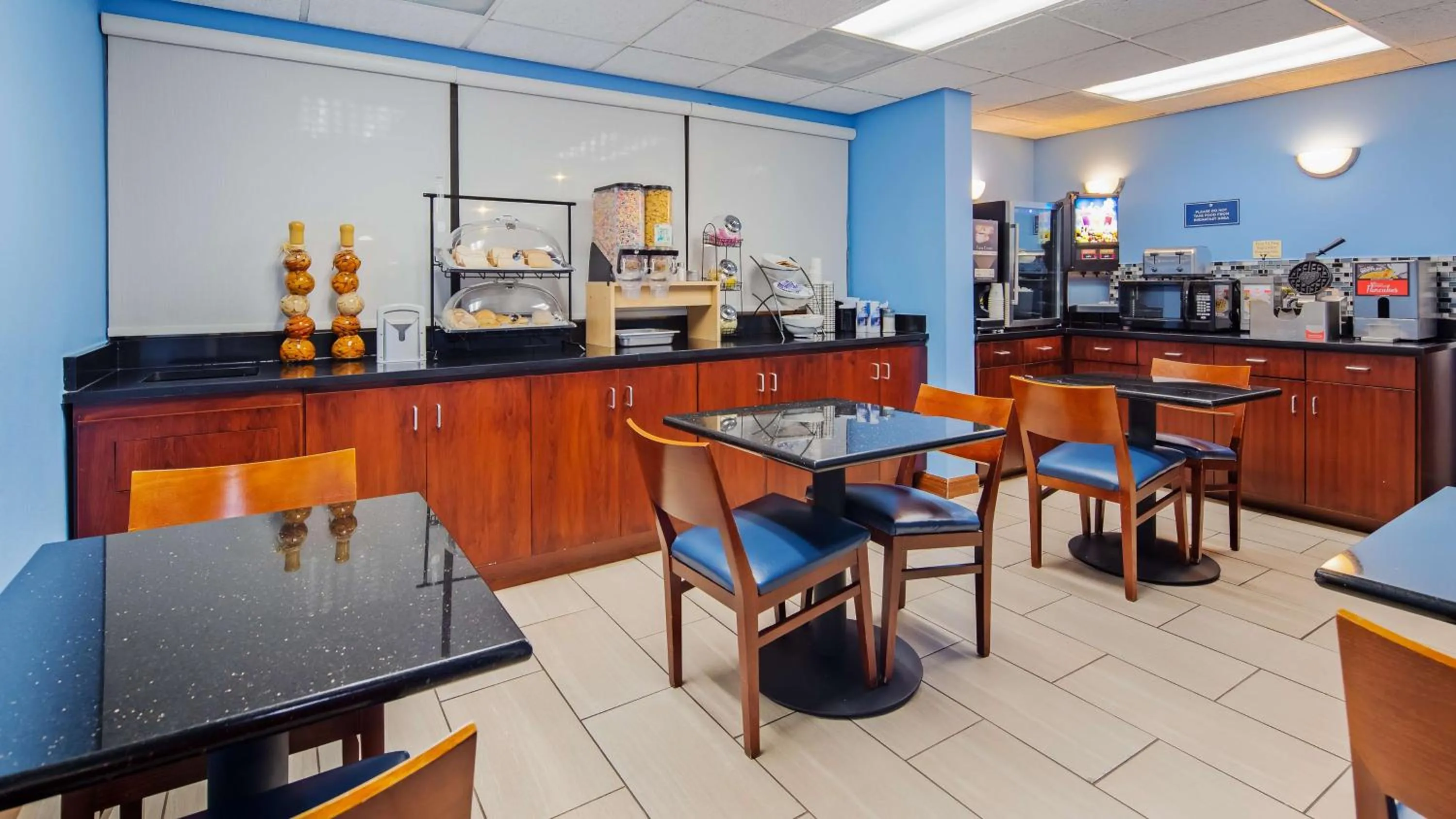 Restaurant/places to eat in SureStay Hotel by Best Western Lenoir City