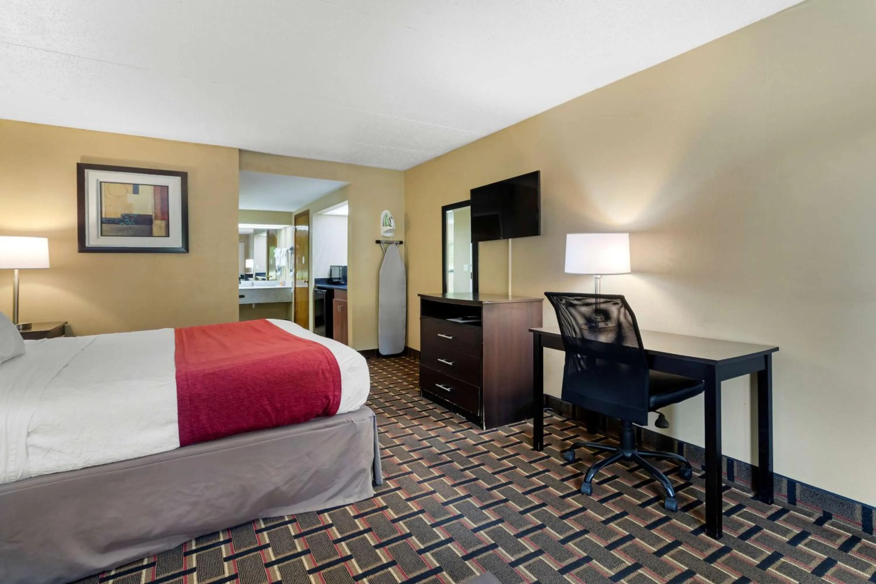 Photo of the whole room, Bed in SureStay Hotel by Best Western Lenoir City