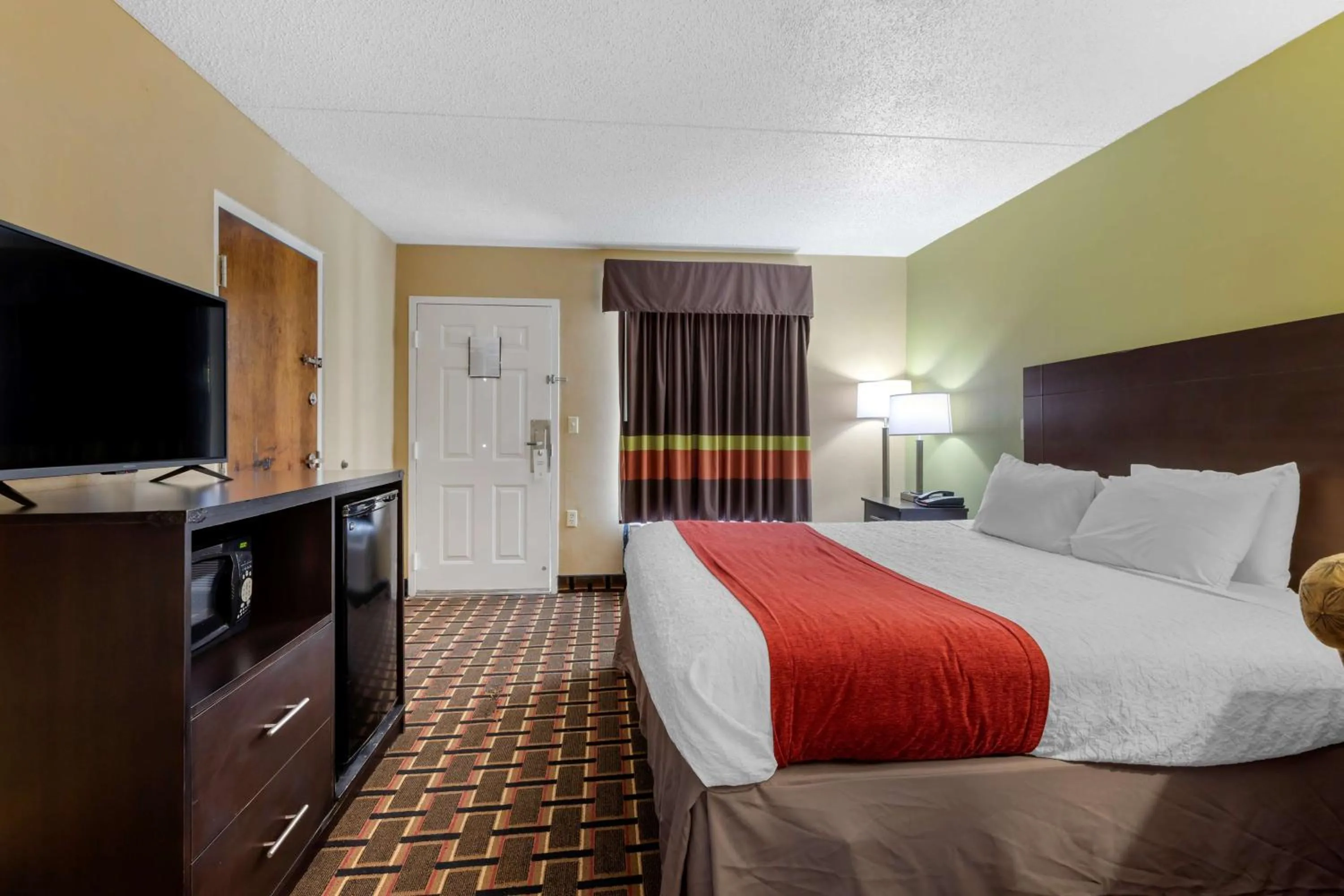 Photo of the whole room, Bed in SureStay Hotel by Best Western Lenoir City