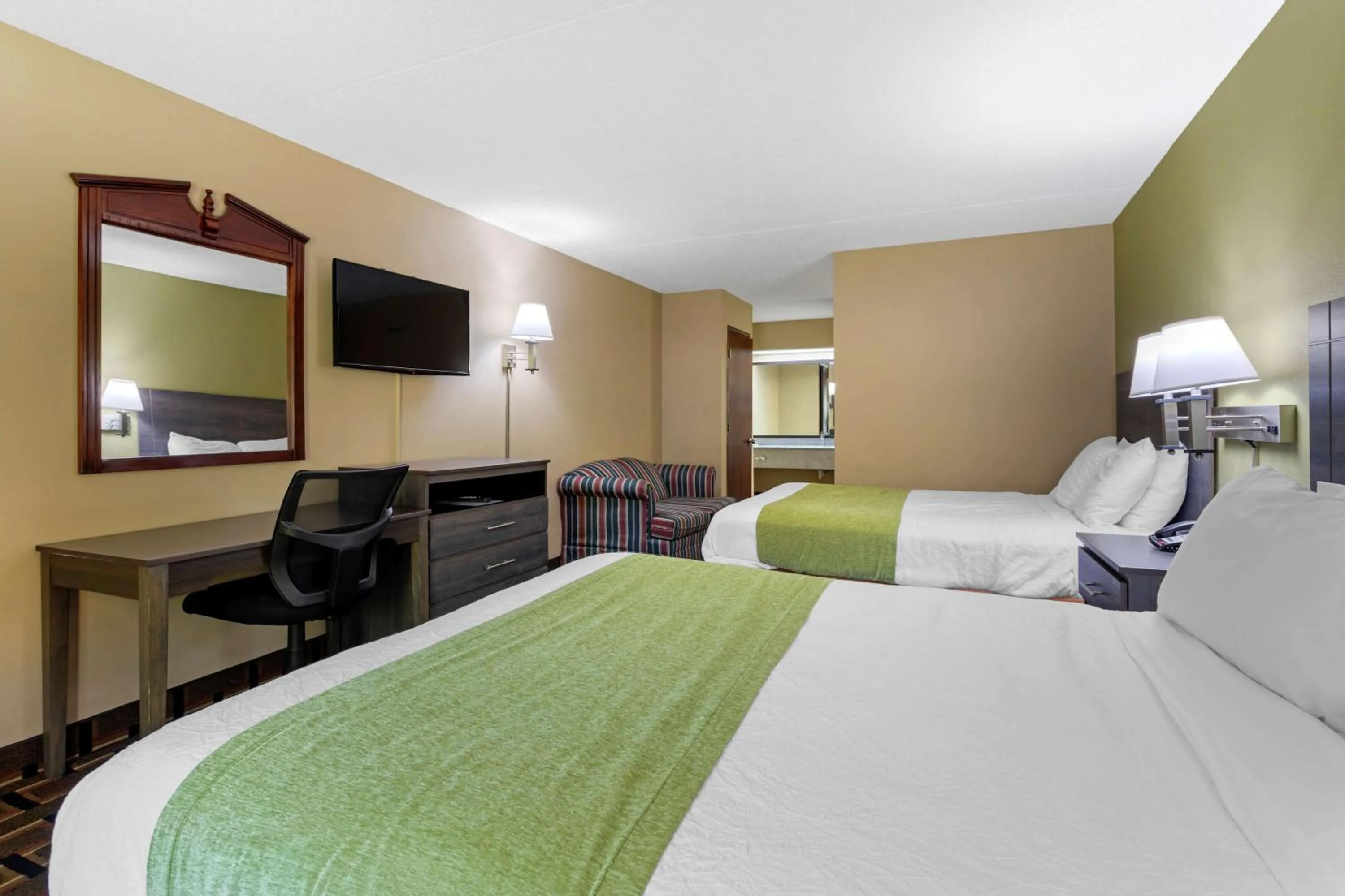 Photo of the whole room, Bed in SureStay Hotel by Best Western Lenoir City