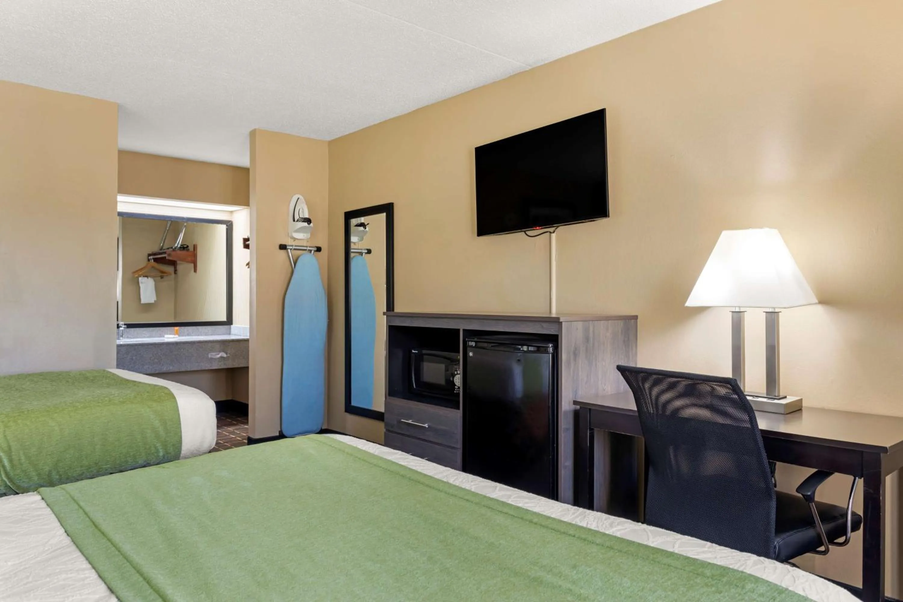 Photo of the whole room, Bed in SureStay Hotel by Best Western Lenoir City