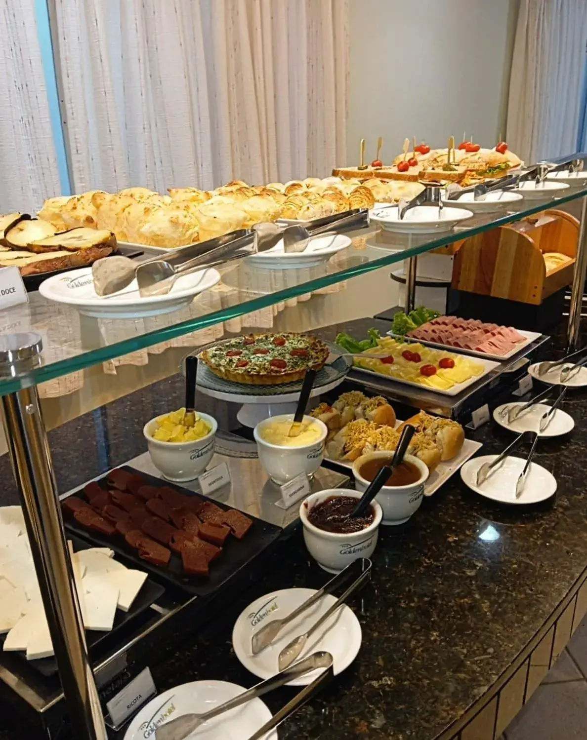 Breakfast in Golden Hotel - O MAIS CENTRAL - Pet Friendly Breakfast in Golden Hotel - O MAIS CENTRAL - Pet Friendly