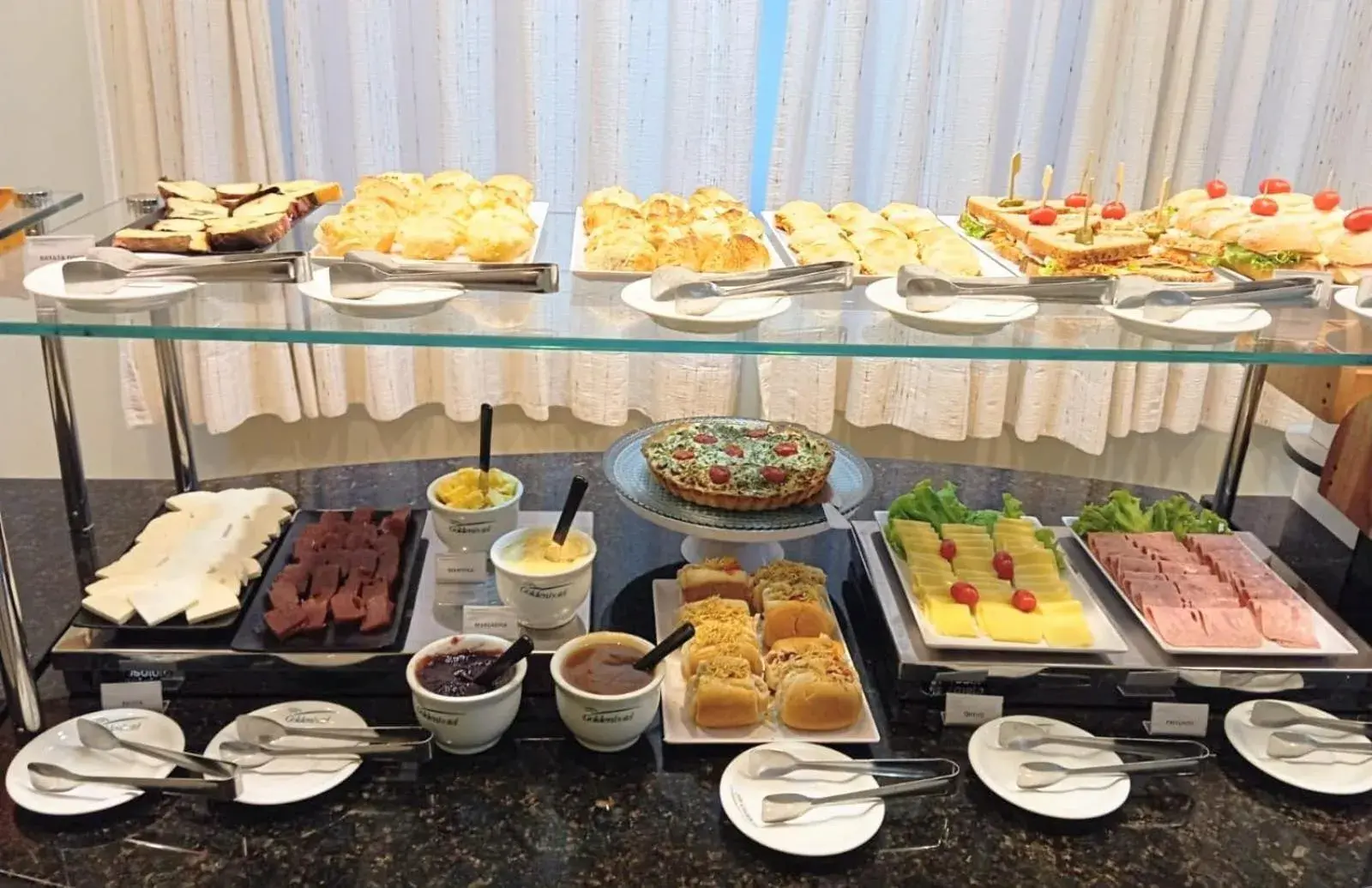 Breakfast in Golden Hotel - O MAIS CENTRAL - Pet Friendly Breakfast in Golden Hotel - O MAIS CENTRAL - Pet Friendly