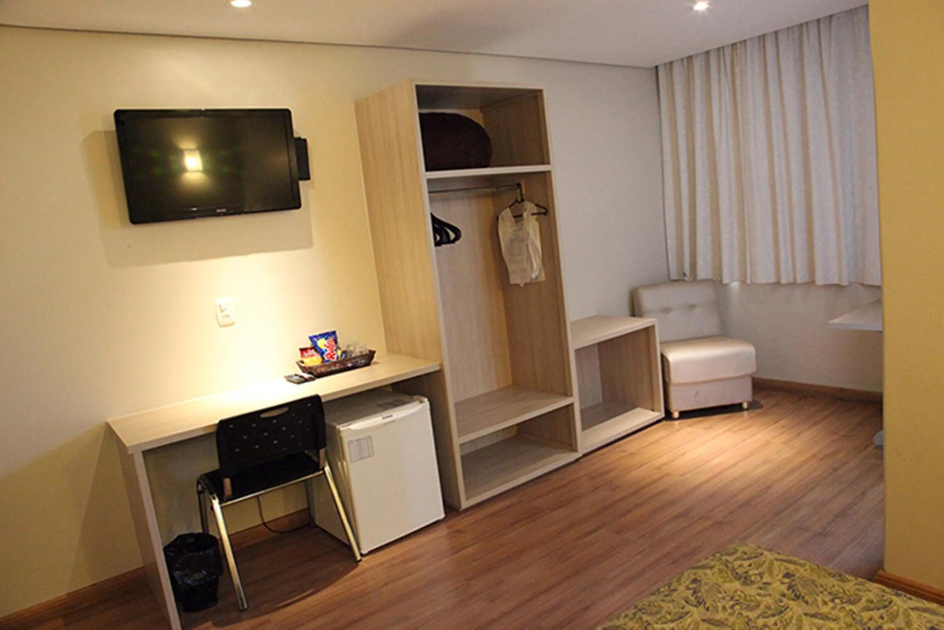 TV and multimedia, Bed in Golden Hotel - O MAIS CENTRAL - Pet Friendly