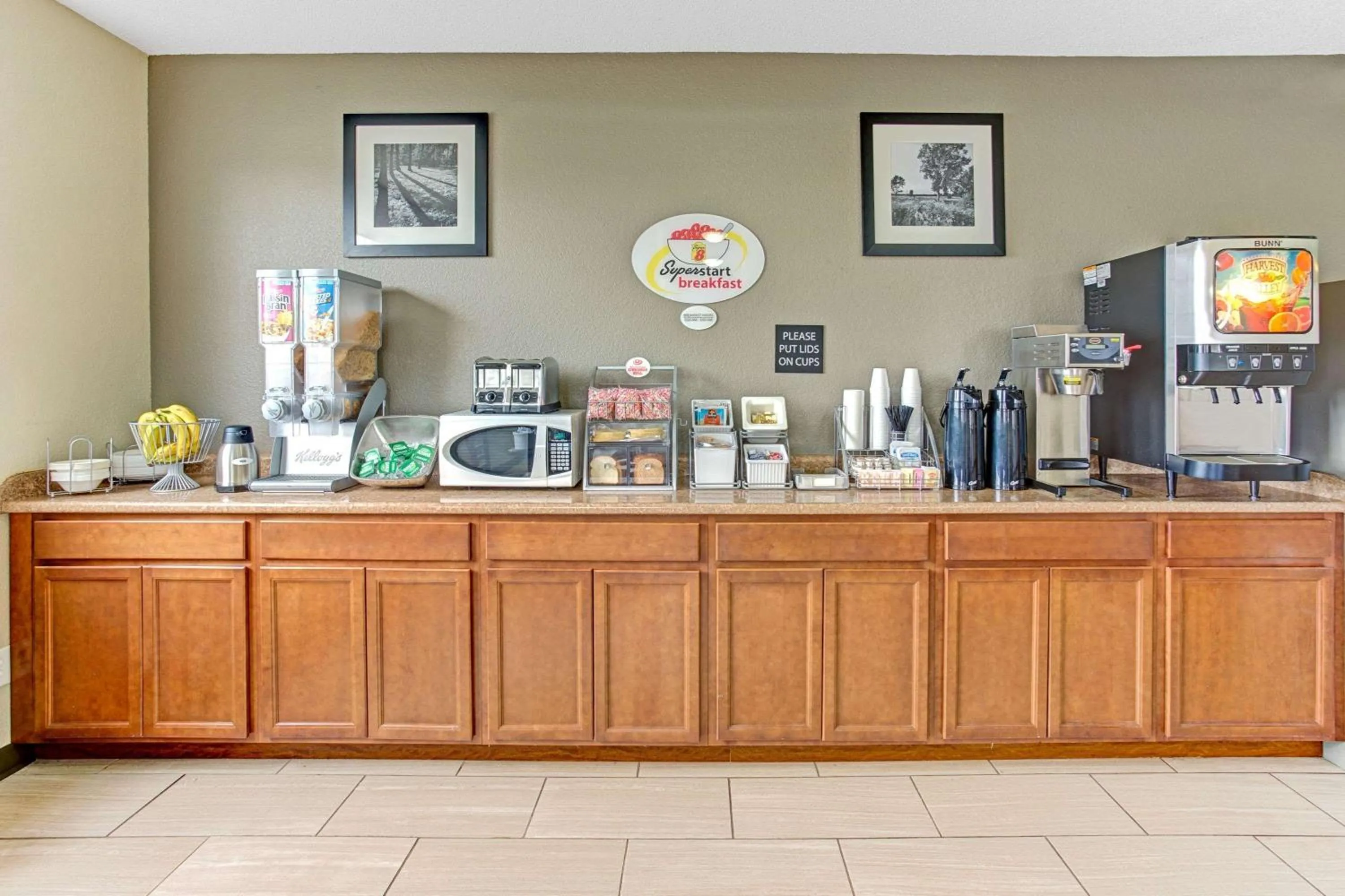 Restaurant/places to eat in Super 8 by Wyndham Gurnee