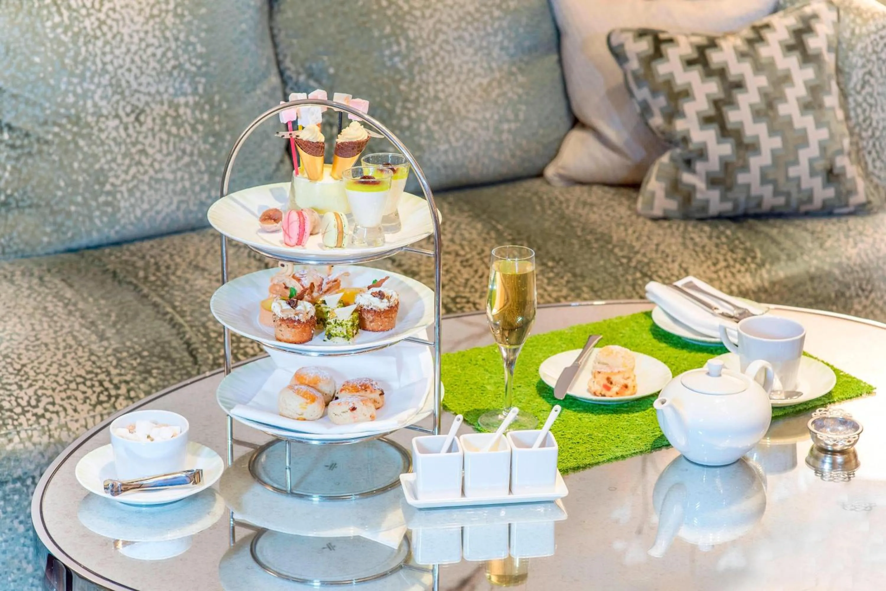 Lounge or bar in The Park Tower Knightsbridge, a Luxury Collection Hotel, London