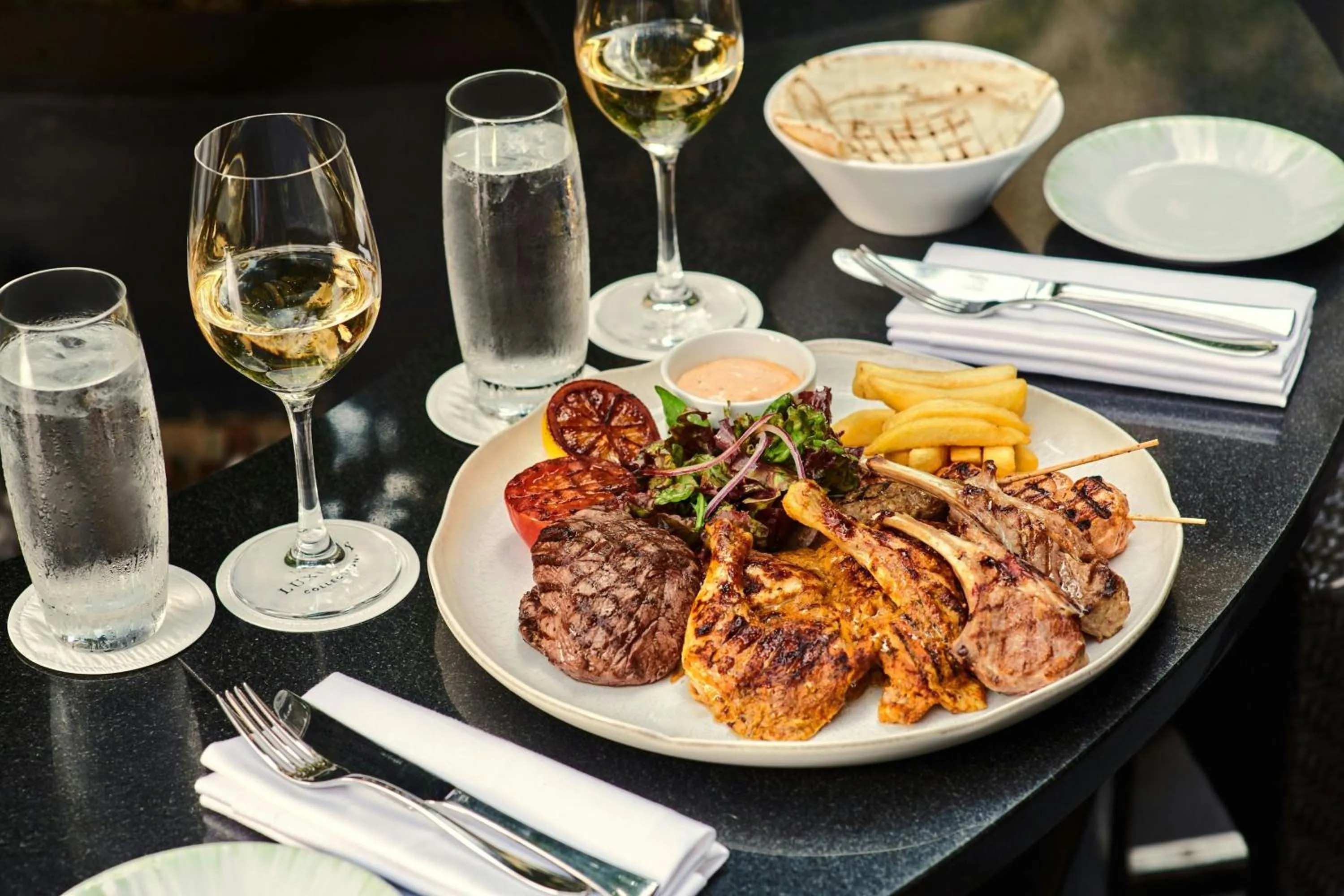 Lounge or bar in The Park Tower Knightsbridge, a Luxury Collection Hotel, London