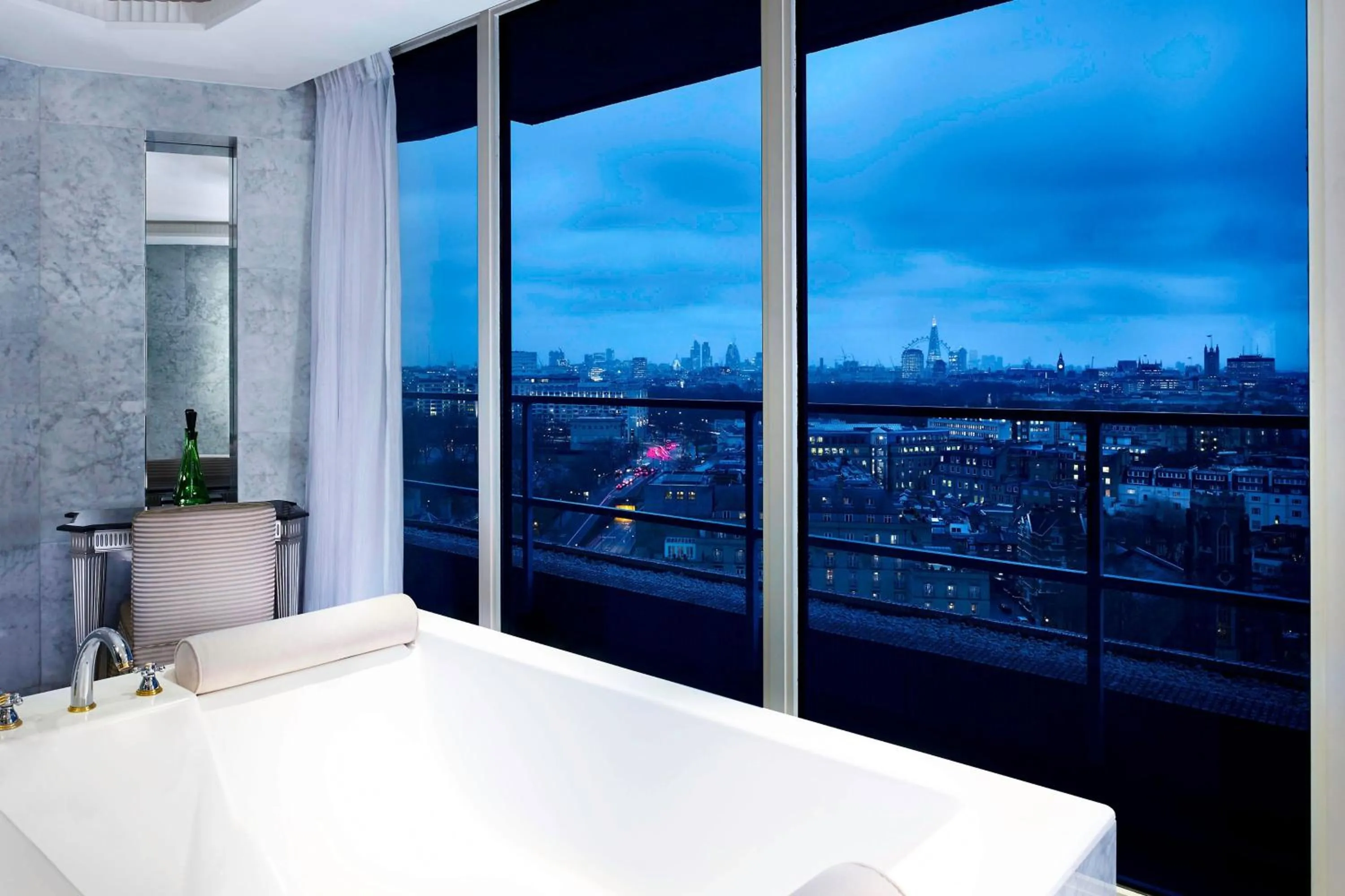 Bathroom, Bed in The Park Tower Knightsbridge, a Luxury Collection Hotel, London