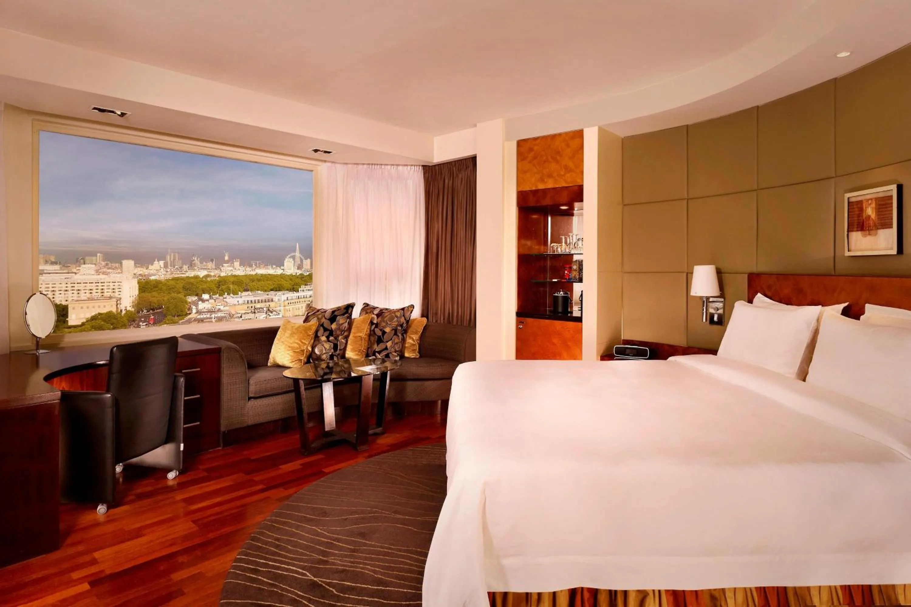 Photo of the whole room, Bed in The Park Tower Knightsbridge, a Luxury Collection Hotel, London